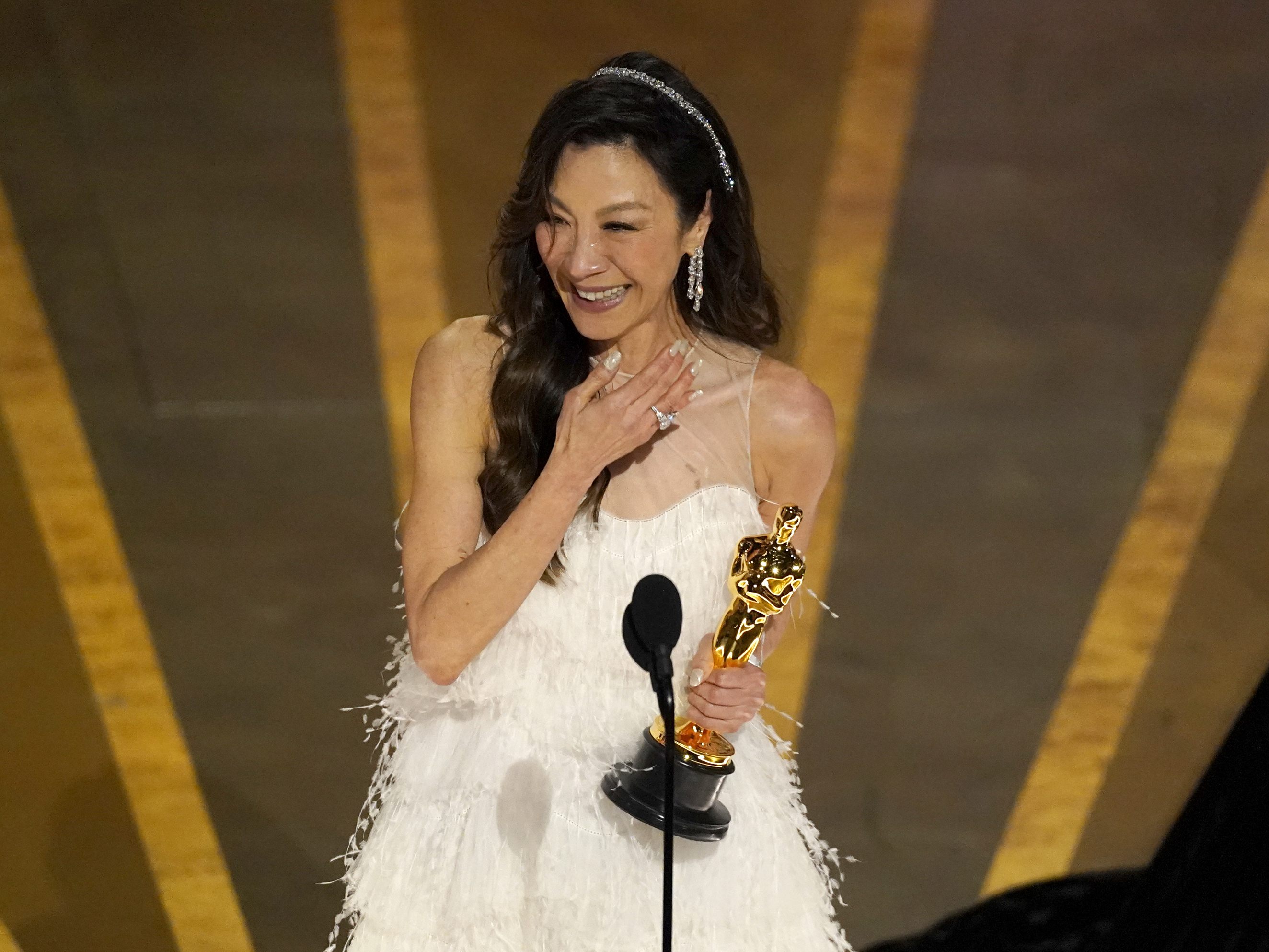 Michelle Yeoh bei ihrer Dankesrede für den Oscar.