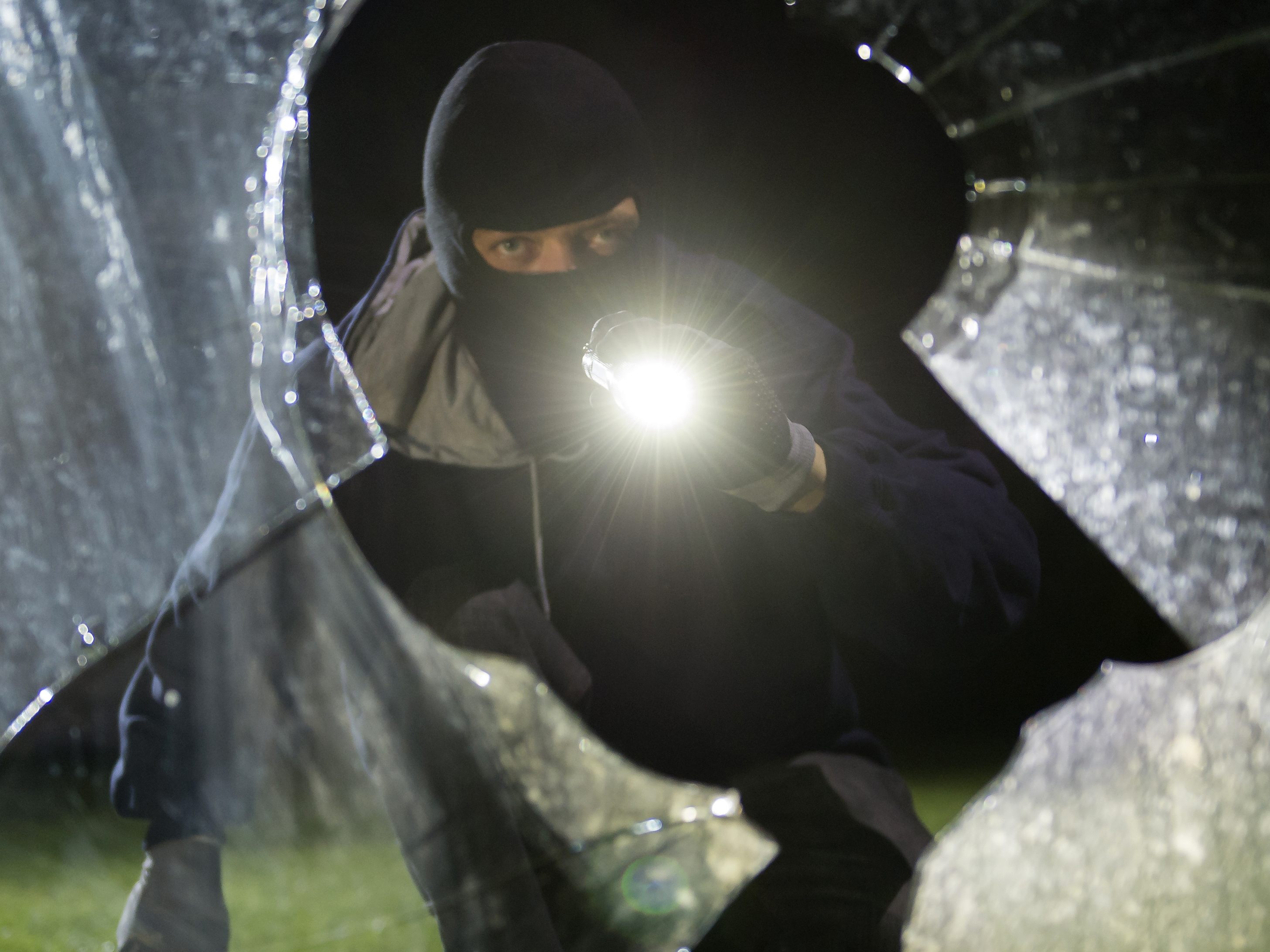 Ein Einbrecher schlug die Scheibe eines Geschäfts in Wien-Leopoldstadt ein. Ein Einbrecher schlug die Scheibe eines Geschäfts in Wien-Leopoldstadt ein.