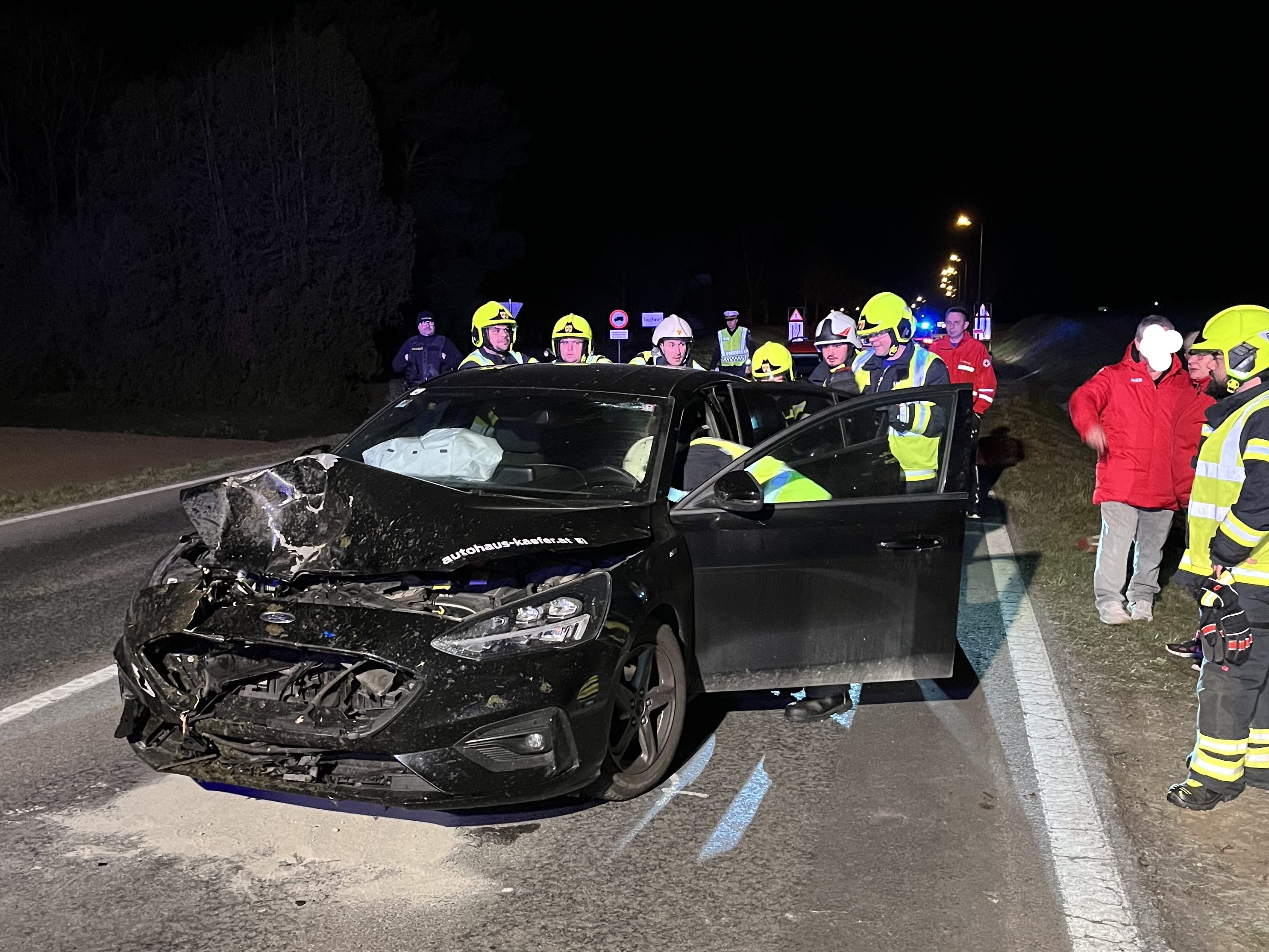 Im Burgenland ist ein Auto in ein freilaufendes Pferd gekracht. Im Burgenland ist ein Auto in ein freilaufendes Pferd gekracht.