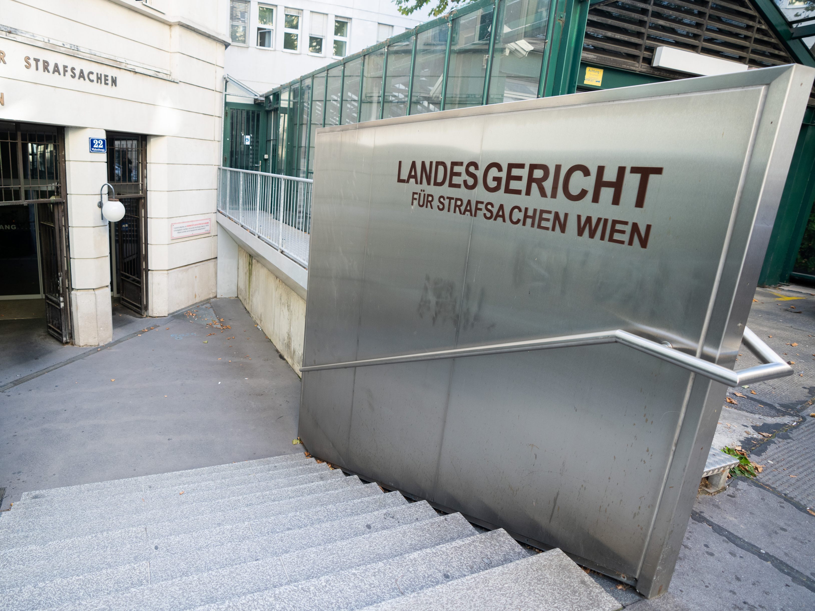 Eine Mutter die ihr Baby geschüttelt haben soll, ist teilweise zu Haft verurteilt worden.