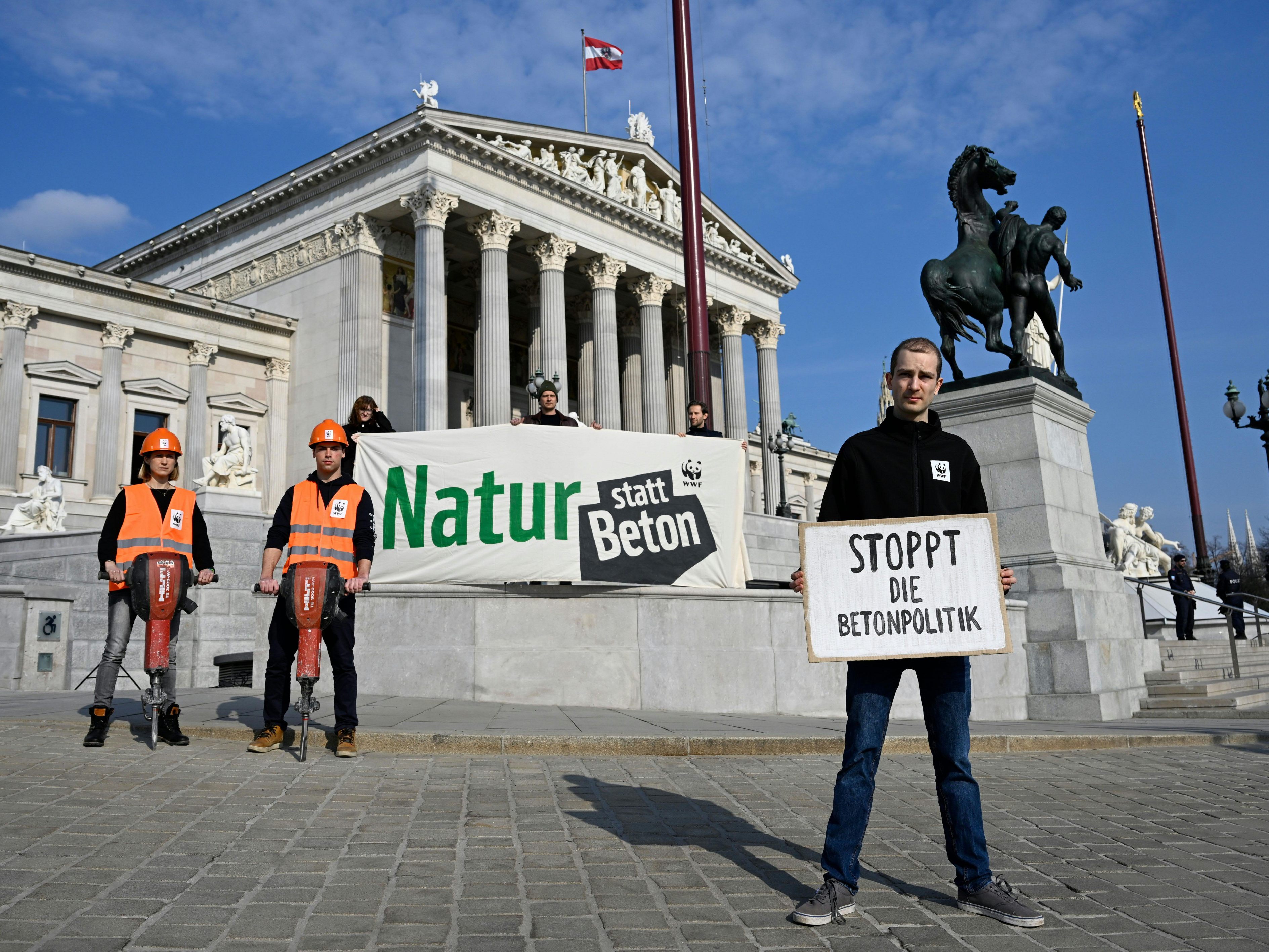 Der WWF setzte vor dem Wiener Parlament eine Symbolaktion für Bodenschutz-Maßnahmen.