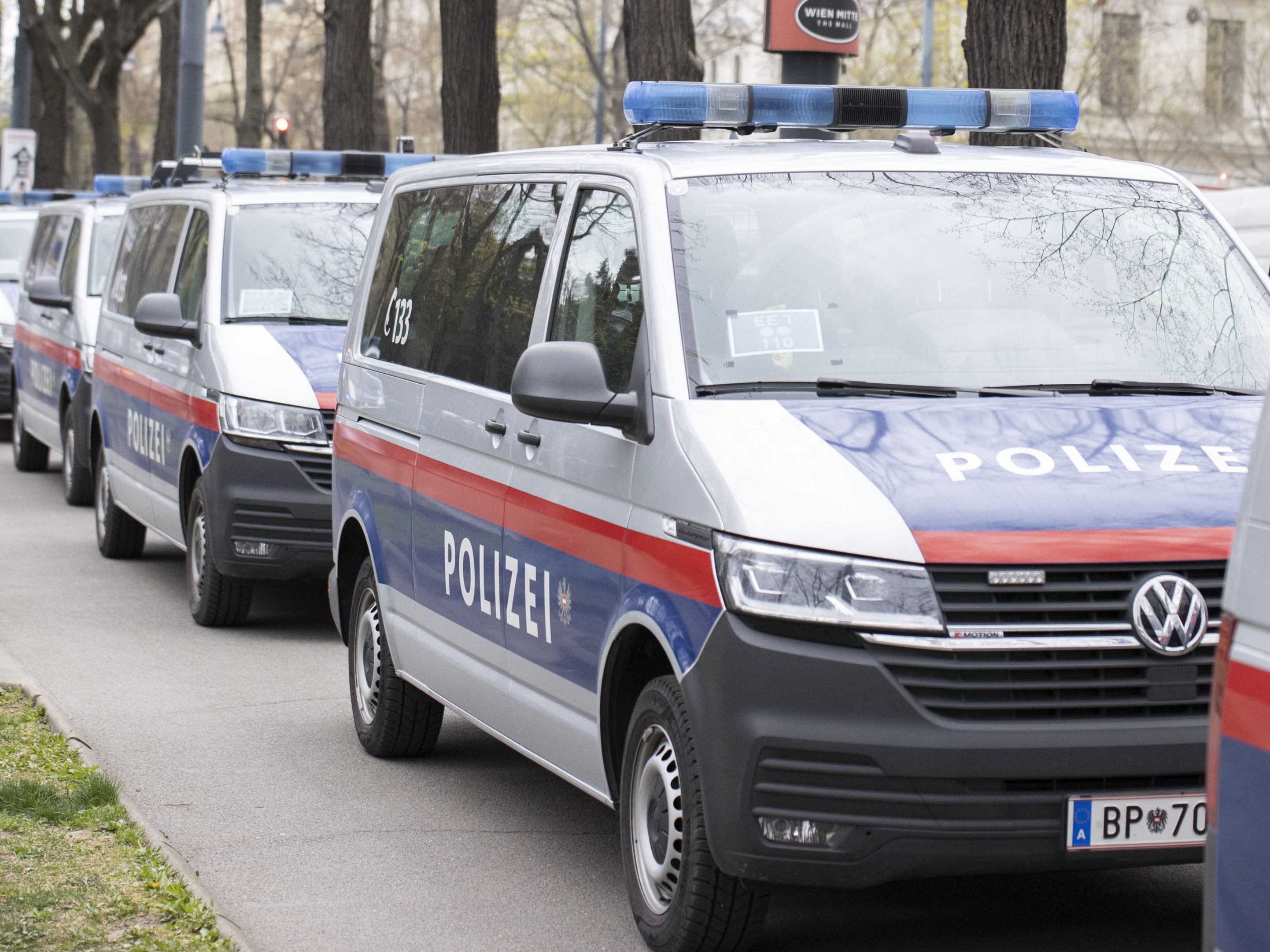 Die Polizei hat ein Platzverbot in Wien verhängt. Die Polizei hat ein Platzverbot in Wien verhängt.