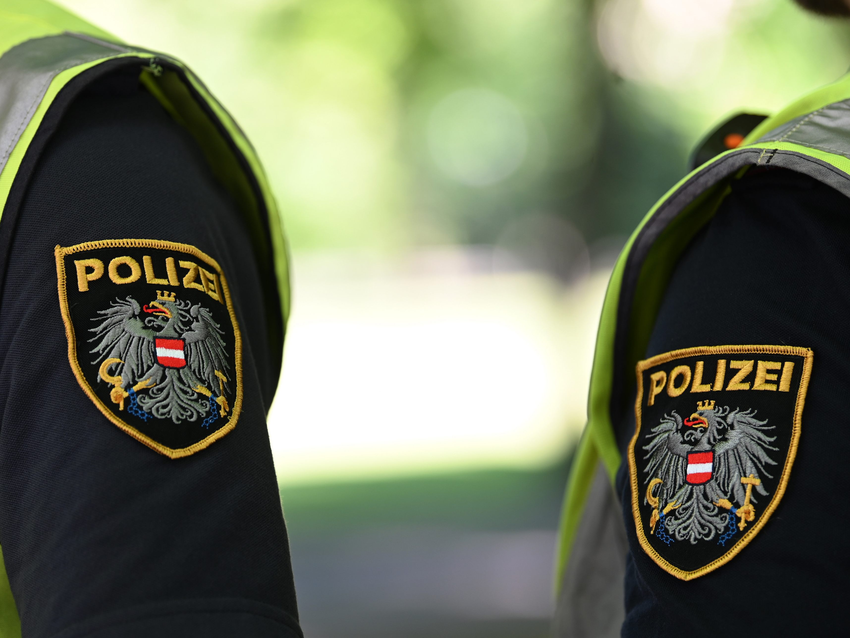 Ein Jugendlicher soll einen Mann in Wien-Favoriten mit einer silbernen Schusswaffe bedroht haben. Ein Jugendlicher soll einen Mann in Wien-Favoriten mit einer silbernen Schusswaffe bedroht haben.