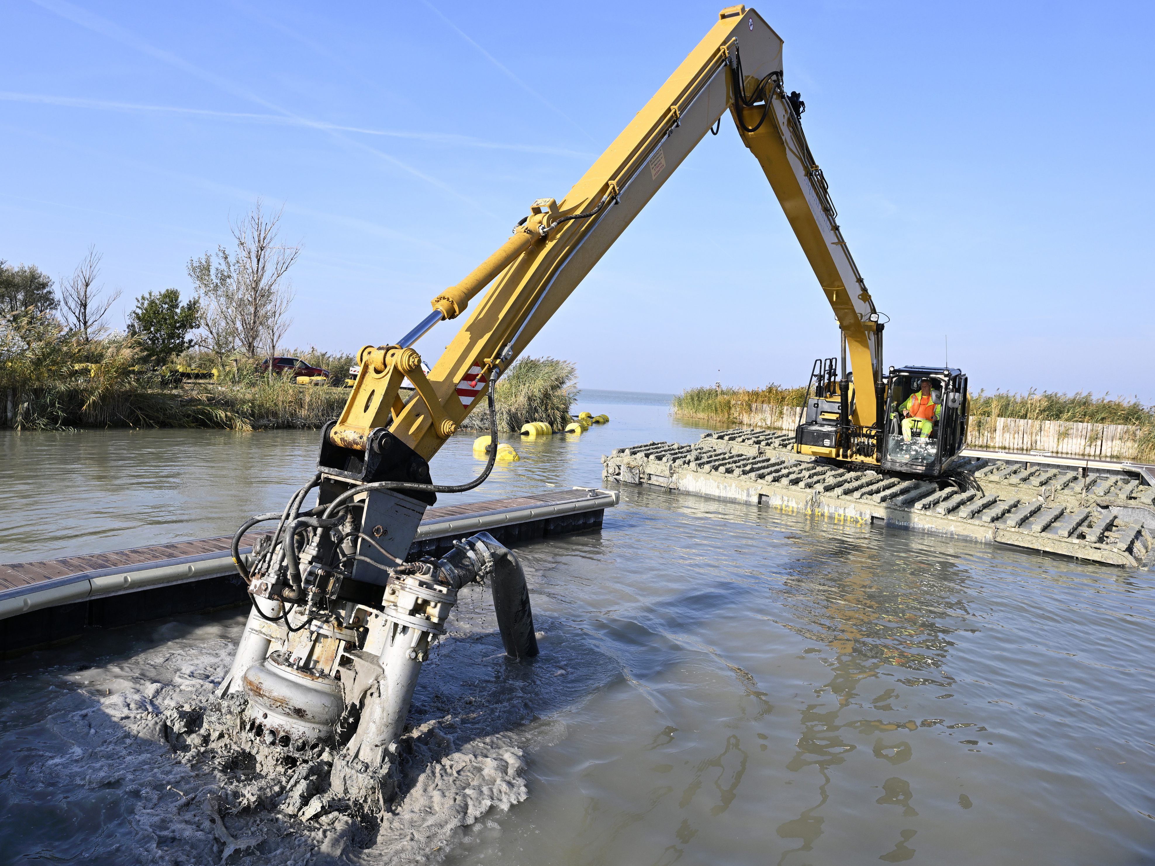 Bagger entfernten 40.000 Kubikmeter Schlamm aus dem Neusiedler See.