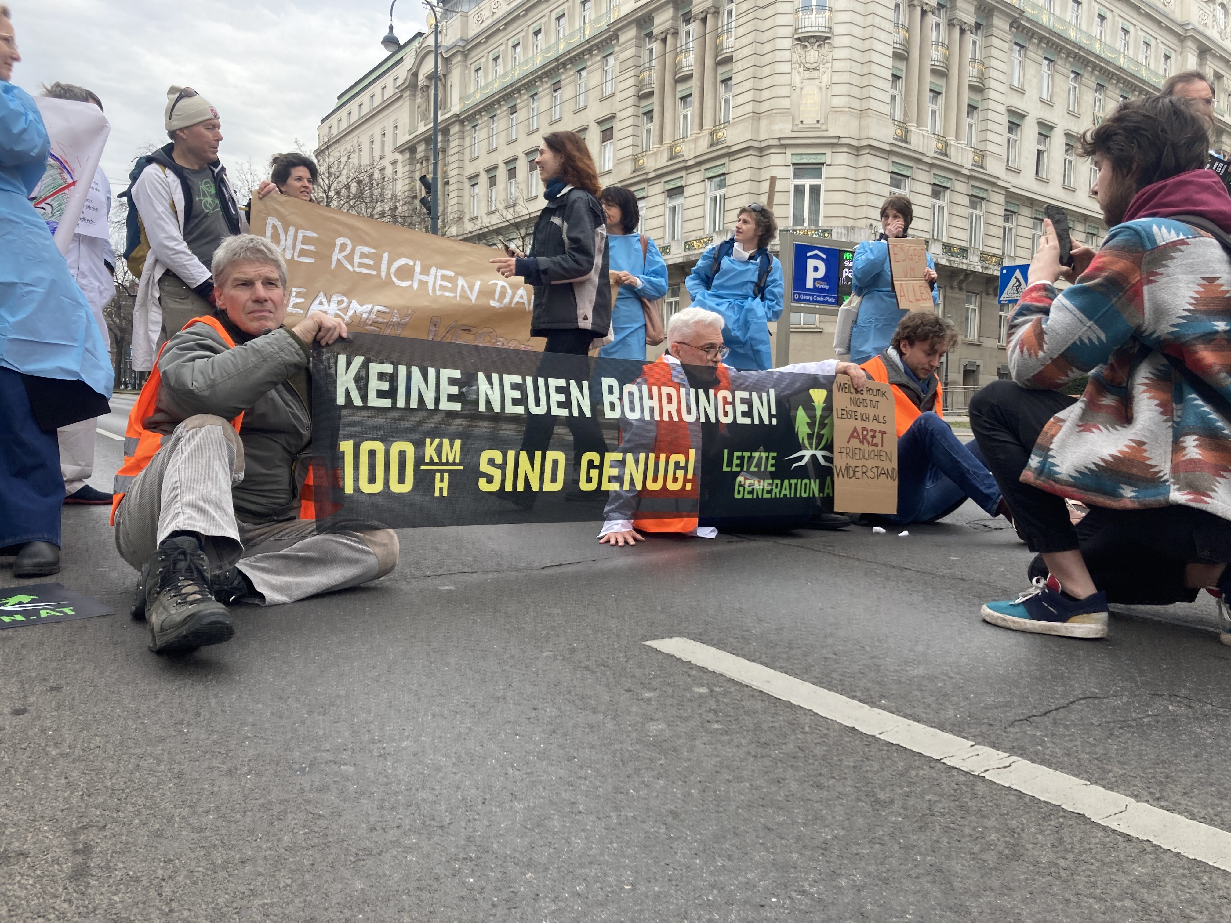 Klima-Aktivisten protestierten am Mittwoch vor dem Gesundheitsministerium und blockierten dabei die Wiener Ringstraße. Klima-Aktivisten protestierten am Mittwoch vor dem Gesundheitsministerium und blockierten dabei die Wiener Ringstraße.