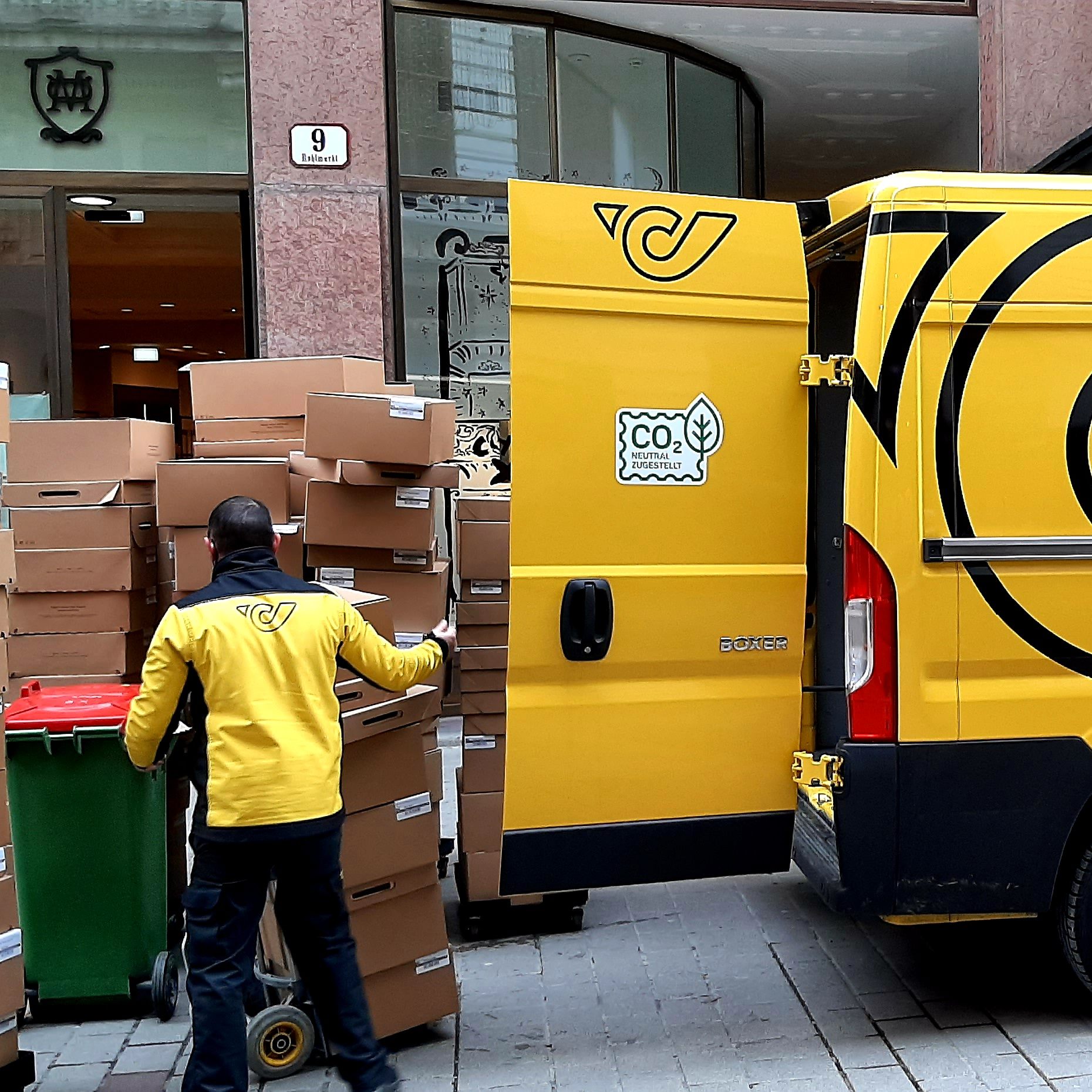 Nach dem Corona-Paketboom 2021 wurde nun im Jahr 2022 ein Minus beim Umsatz der Post verzeichnet.