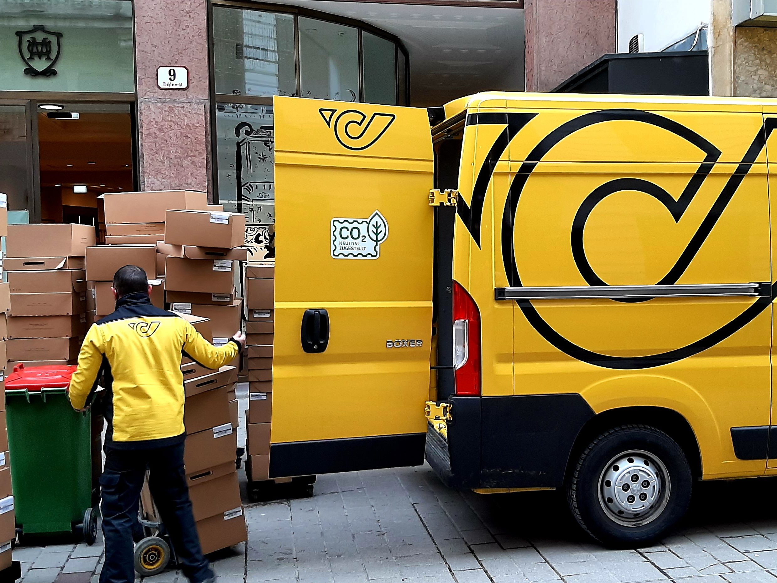 Nach dem Corona-Paketboom 2021 wurde nun im Jahr 2022 ein Minus beim Umsatz der Post verzeichnet.