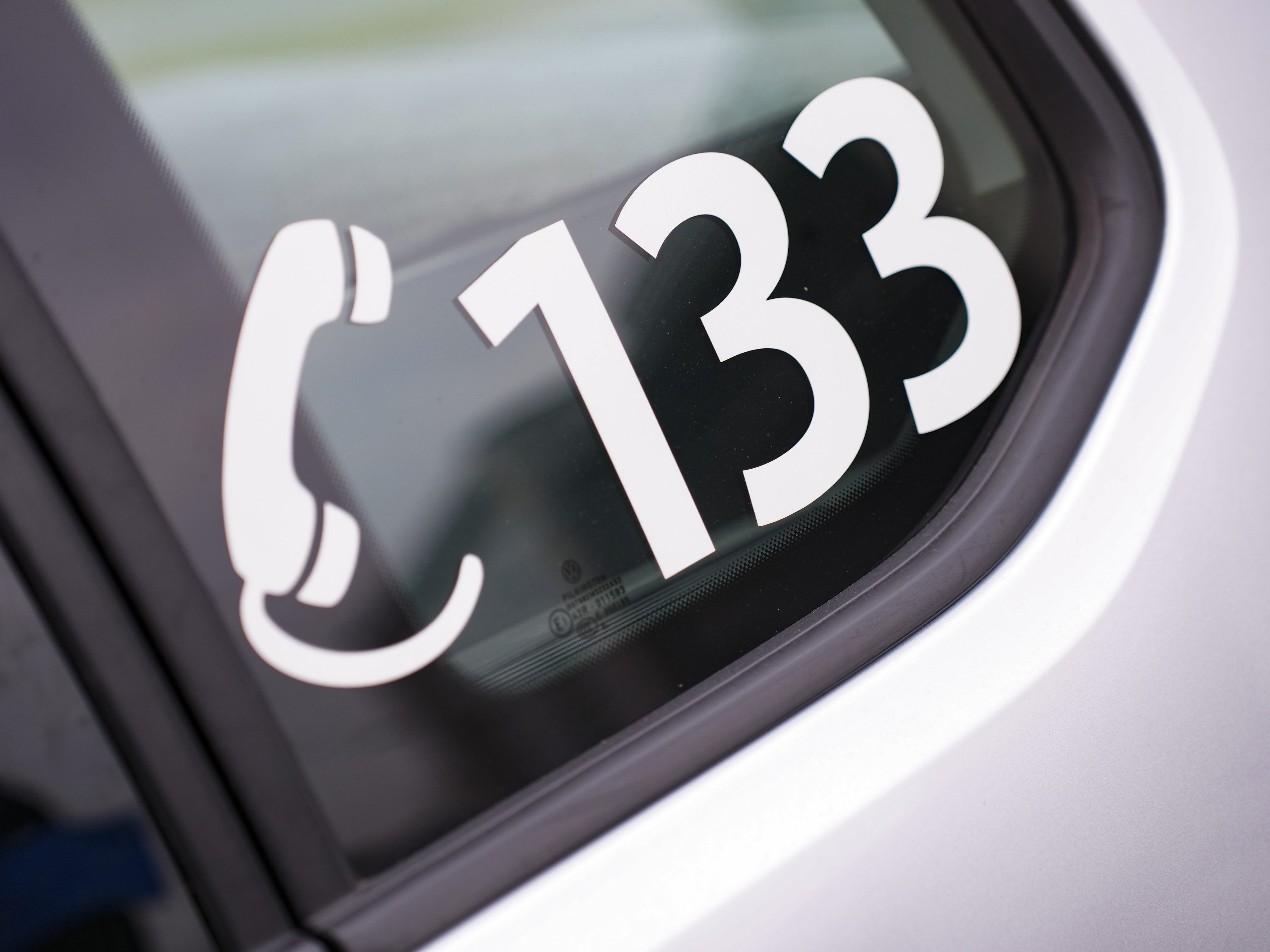 Unbekannte haben Alufelgen vom Areal eines Autohauses in Retz gestohlen.