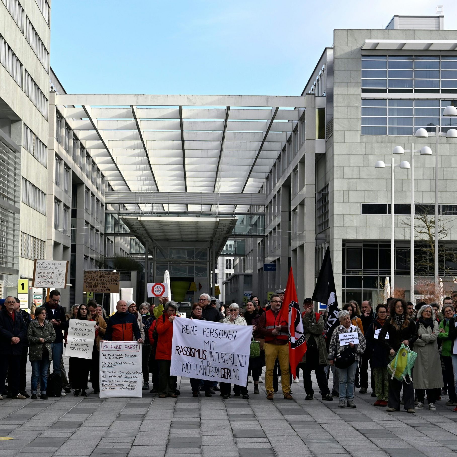 Protest gegen Schwarz-Blau vor dem Landtag in NÖ.