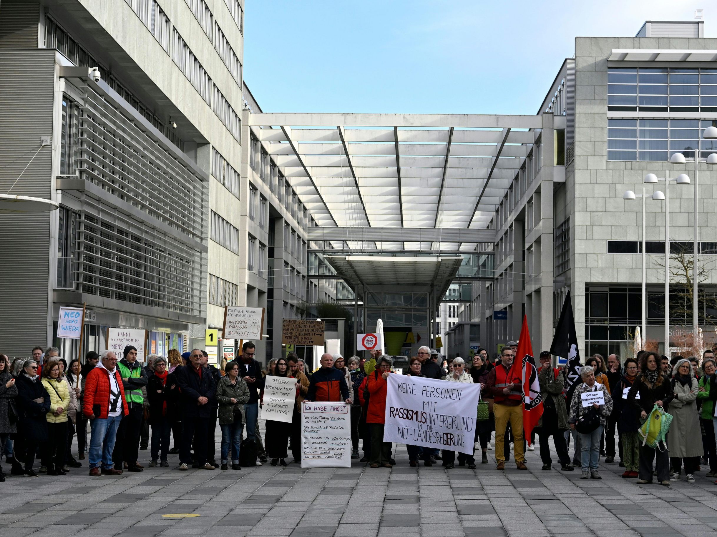 Protest gegen Schwarz-Blau vor dem Landtag in NÖ.