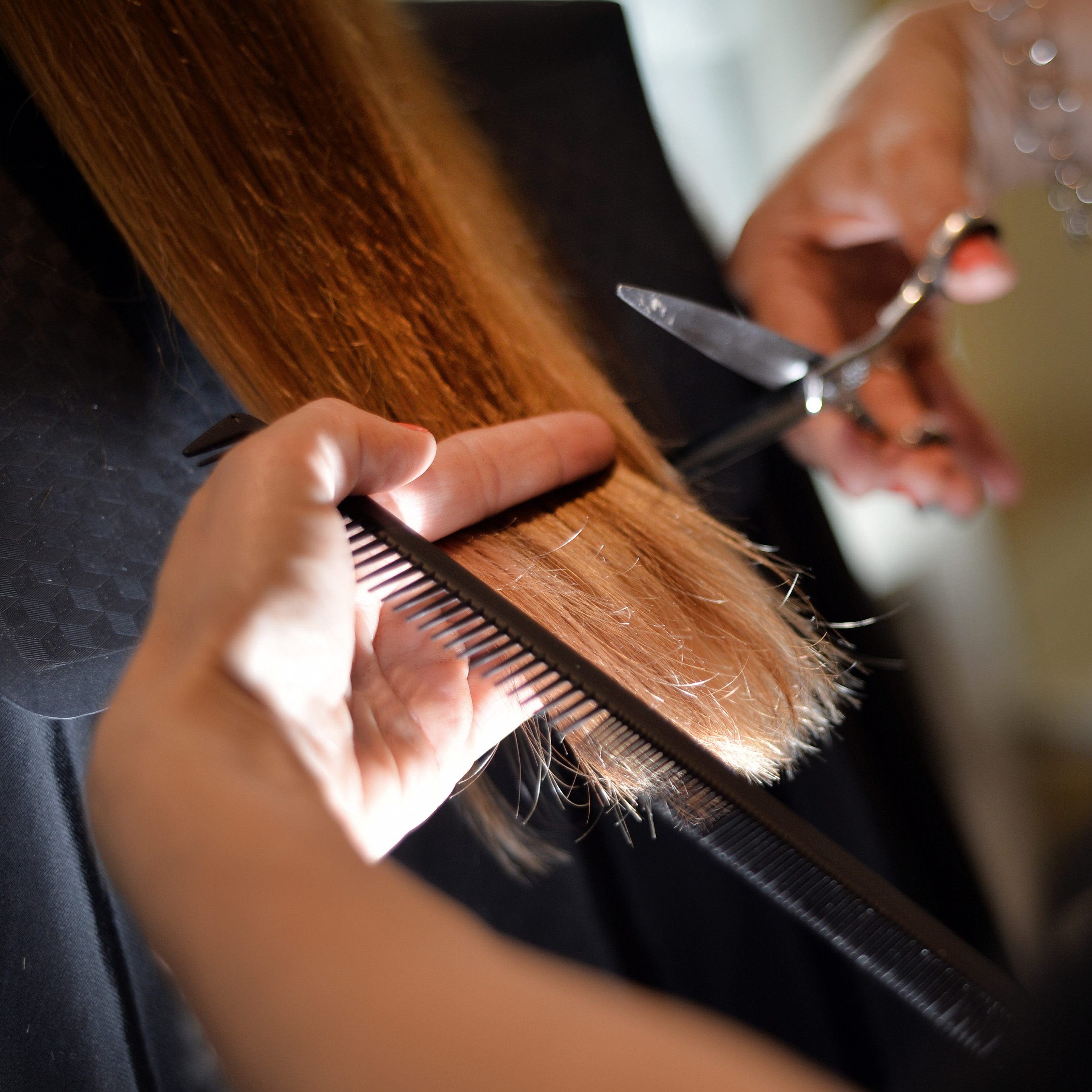 Friseure und Stylisten erhalten ab 1.4. mehr Geld.