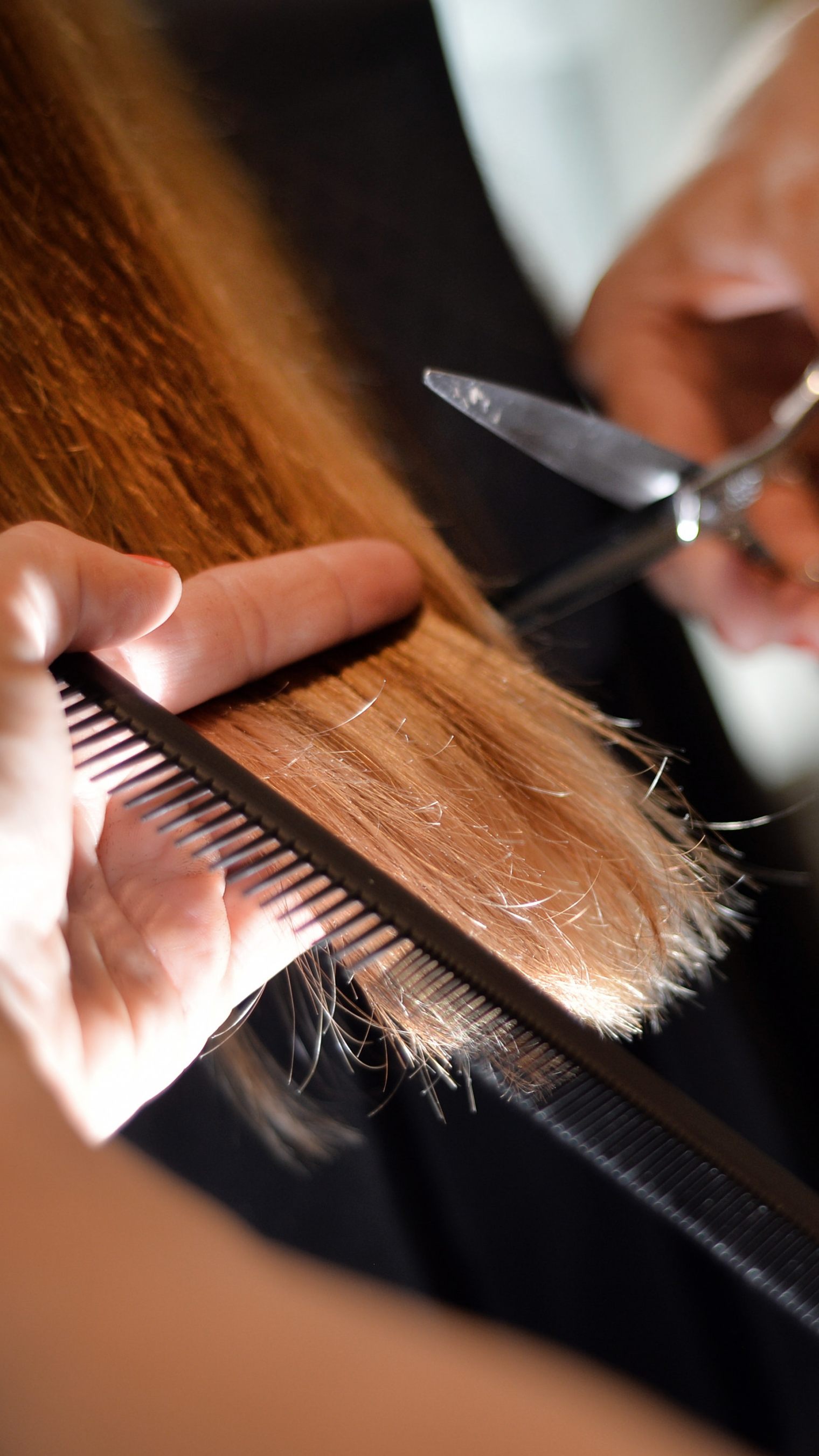 Friseure und Stylisten erhalten ab 1.4. mehr Geld.