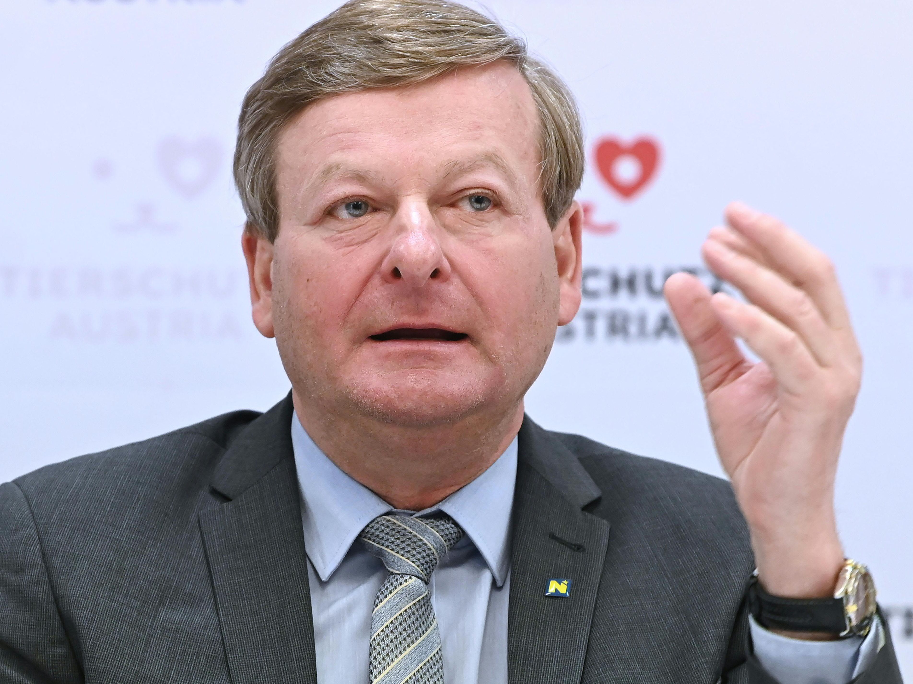 Asyllandesrat Gottfried Waldhäusl ortet eine "Asyllüge". Asyllandesrat Gottfried Waldhäusl ortet eine "Asyllüge".