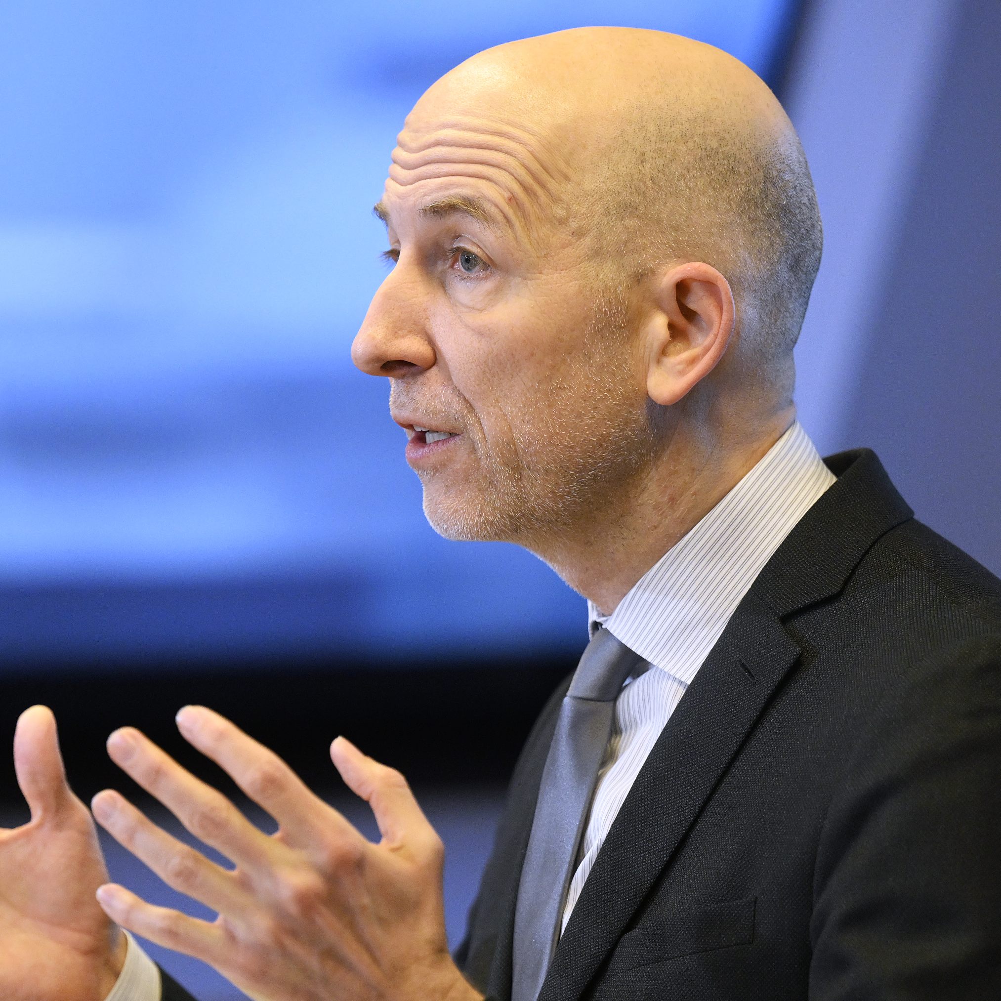 Wirtschaftsminister Martin Kocher hat die Zahlen der Corona-Kurzarbeit präsentiert.