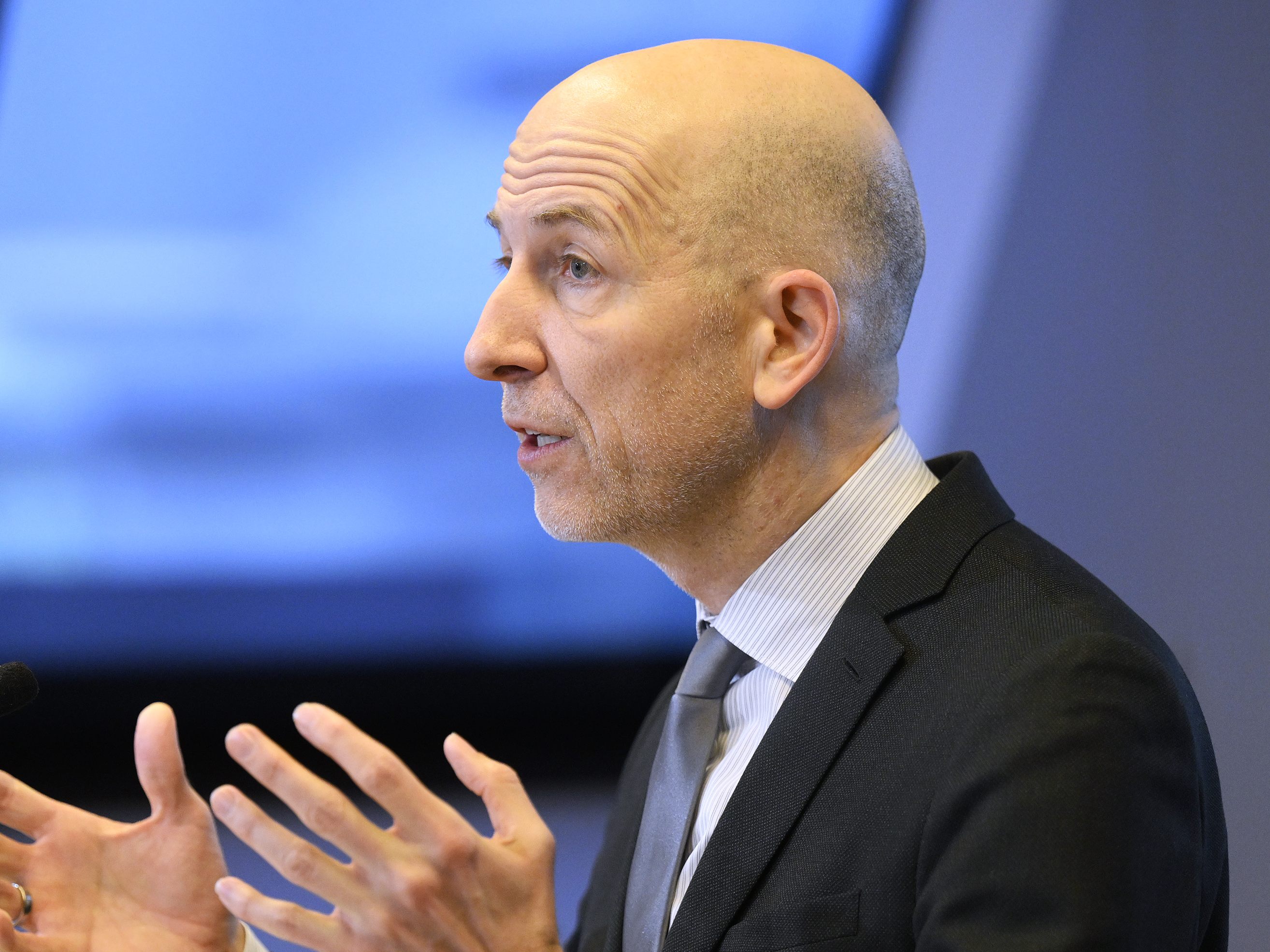 Wirtschaftsminister Martin Kocher hat die Zahlen der Corona-Kurzarbeit präsentiert.