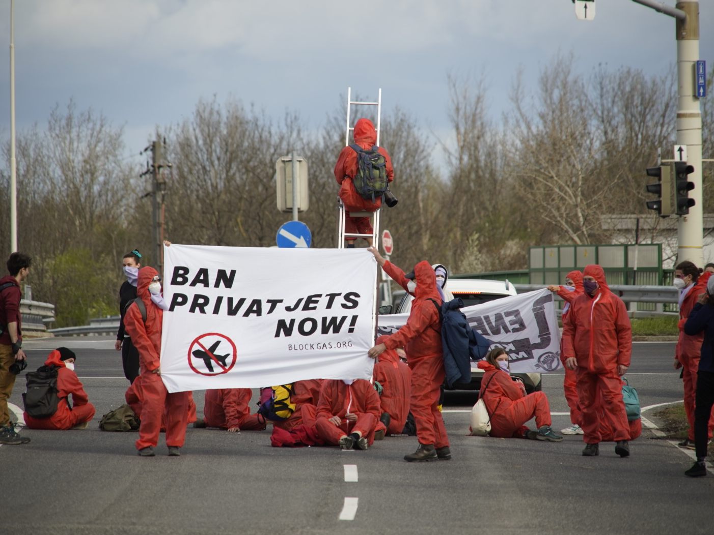 Am Wiener Flughafen blockierten Klima-Aktivisten den Privatjetterminal. Am Wiener Flughafen blockierten Klima-Aktivisten den Privatjetterminal.