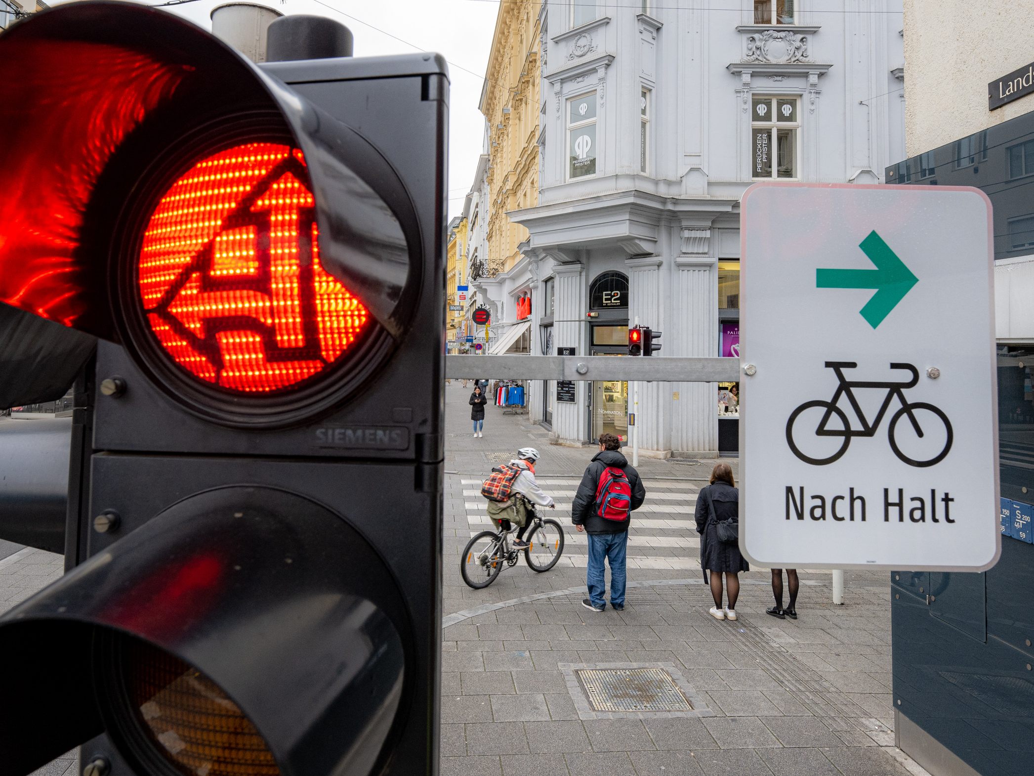 In Wien gibt es 150 neue Rot-Abbiege-Ampeln für Radler. In Wien gibt es 150 neue Rot-Abbiege-Ampeln für Radler.