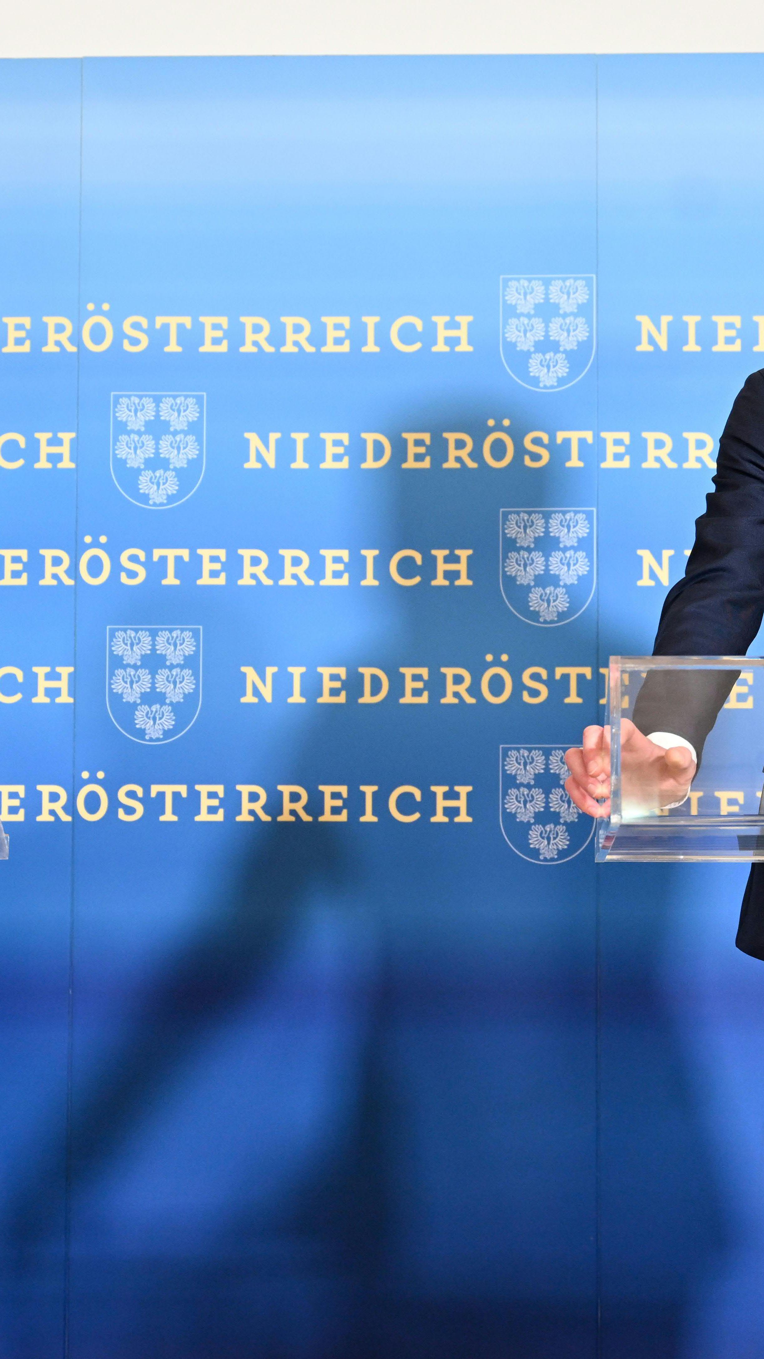 Niederösterreichs Landeshauptfrau Mikl-Leitner neben FPÖ-Landesparteichef Landbauer.