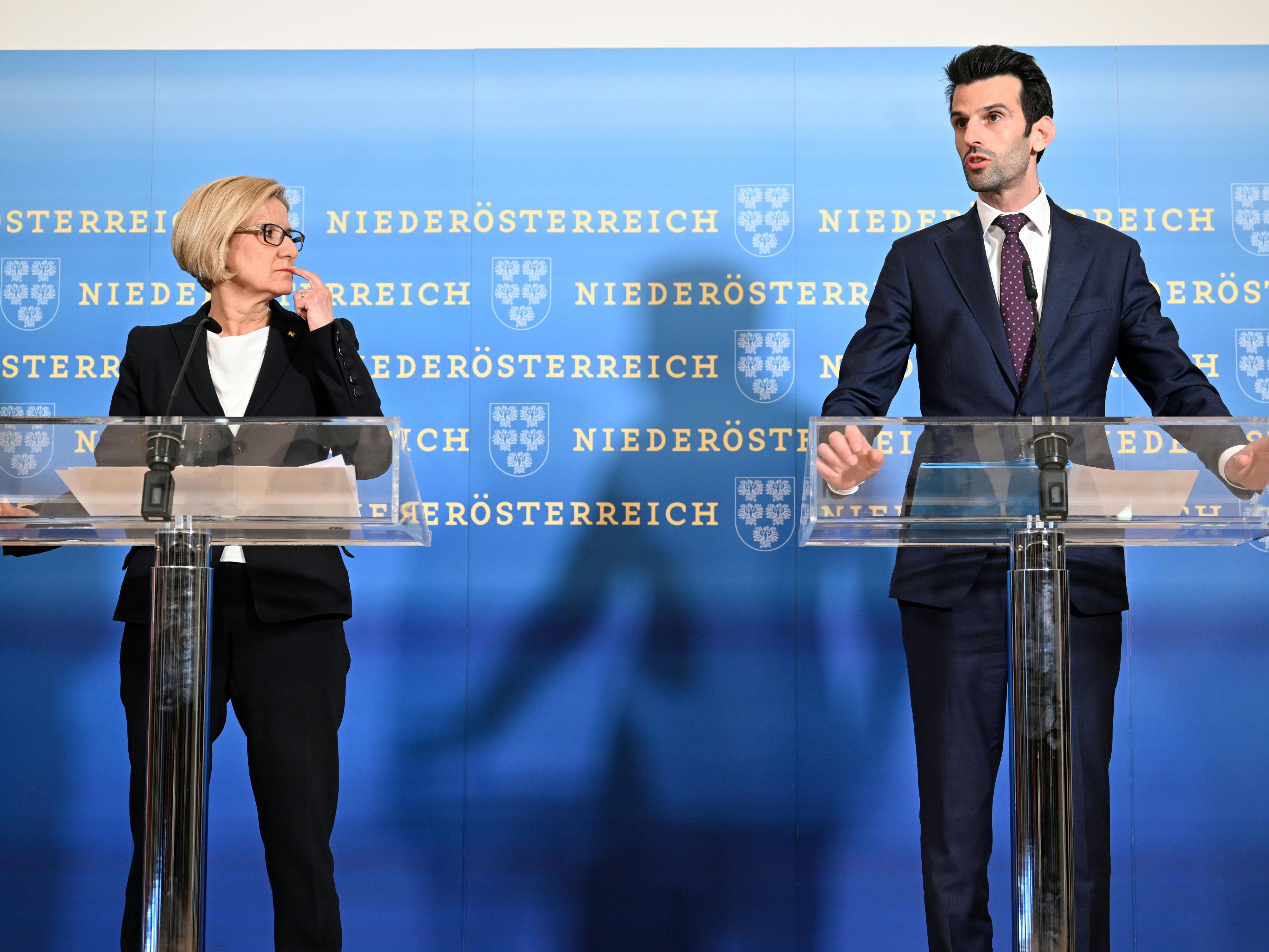 NÖ Landeshauptfrau Mikl-Leitner neben FPÖ-NÖ-Chef Udo Landbauer. NÖ Landeshauptfrau Mikl-Leitner neben FPÖ-NÖ-Chef Udo Landbauer.