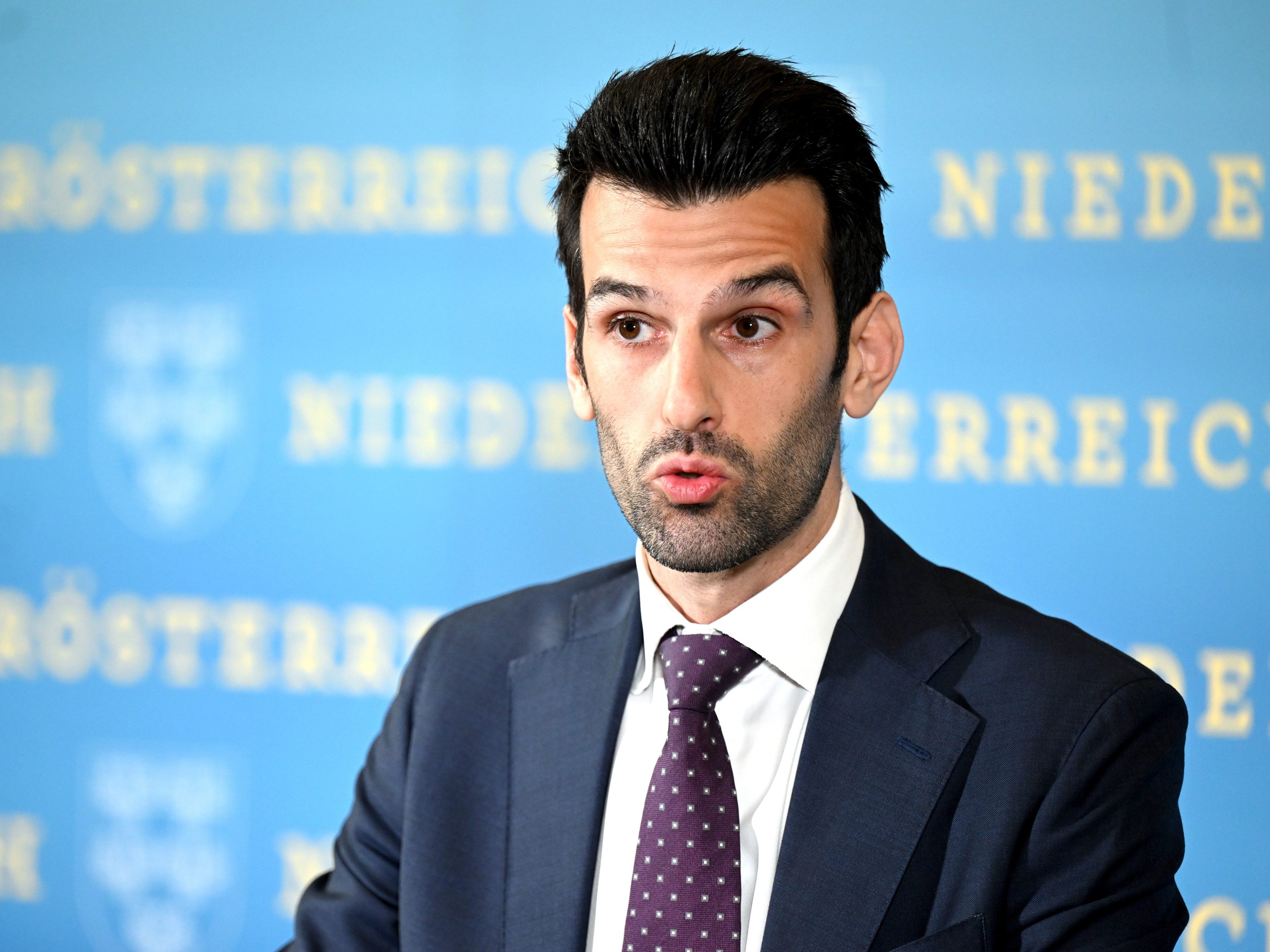 Laut FPÖ-Landesparteichef Udo Landbauer, stehen die Verhandlungen mit der ÖVP Niederösterreich noch vor den "Knackpunkten". Laut FPÖ-Landesparteichef Udo Landbauer, stehen die Verhandlungen mit der ÖVP Niederösterreich noch vor den "Knackpunkten".