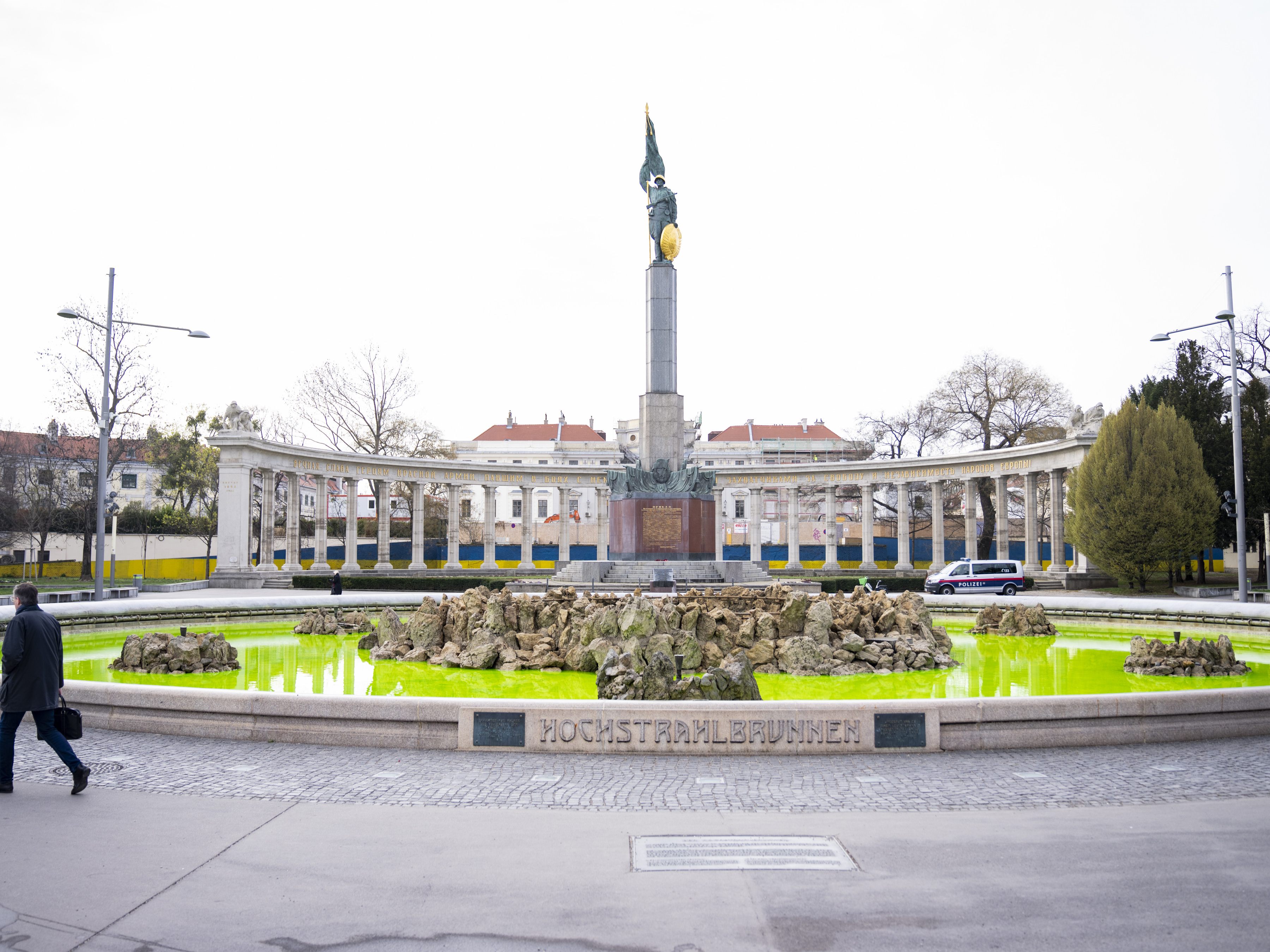 Klima-Aktivisten färbten nicht nur am Dienstag den Donaukanal grün, sondern auch das Wasser von sechs Brunnen in Wien. Klima-Aktivisten färbten nicht nur am Dienstag den Donaukanal grün, sondern auch das Wasser von sechs Brunnen in Wien.