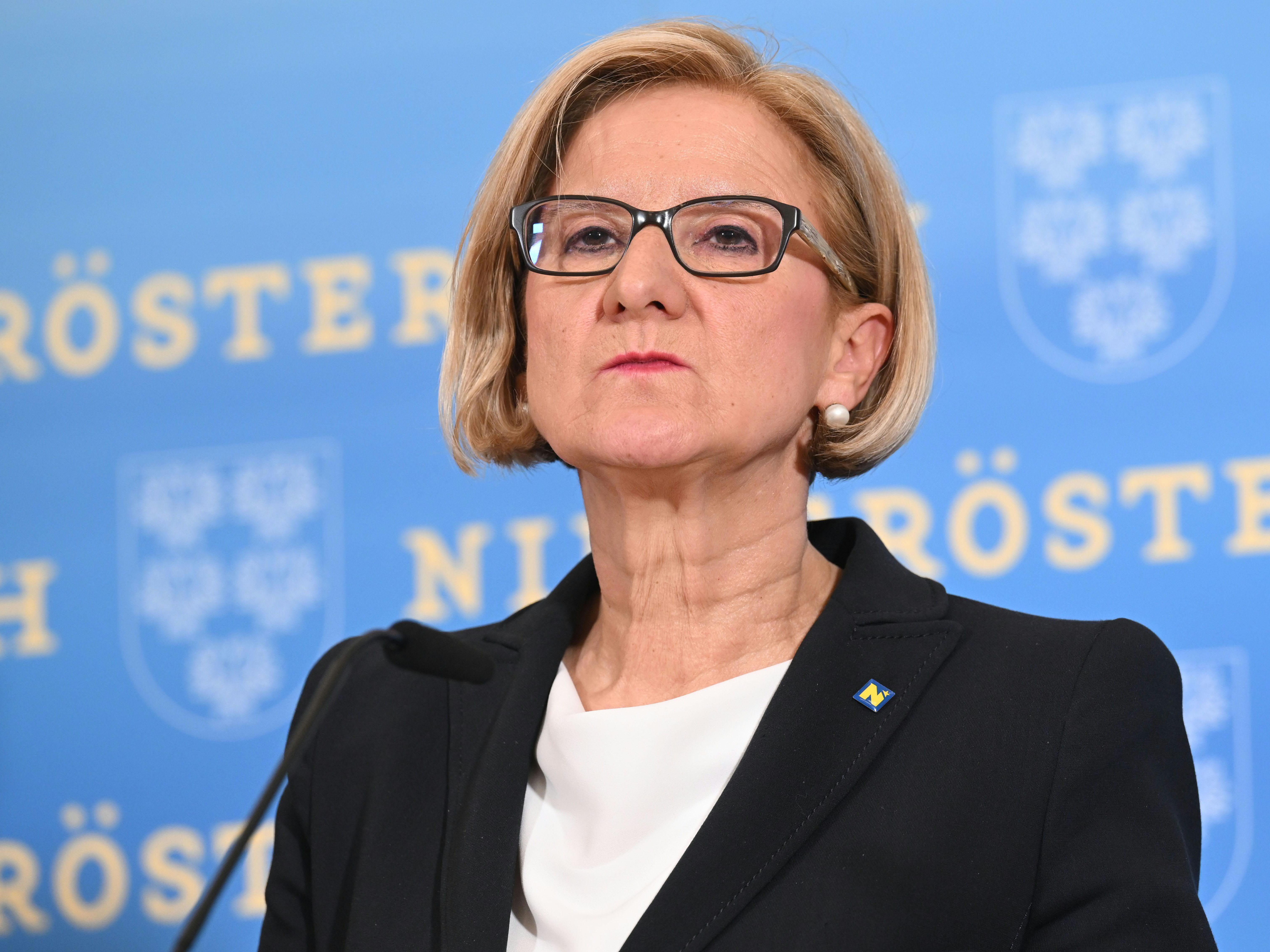 Niederösterreichs Landeshauptfrau Mikl-Leitner meint "über die Entwicklung Niederösterreichs entscheidet die Mehrheit unserer Landsleute und nicht die Lautstärke der Kritik aus Wien". Niederösterreichs Landeshauptfrau Mikl-Leitner meint "über die Entwicklung Niederösterreichs entscheidet die Mehrheit unserer Landsleute und nicht die Lautstärke der Kritik aus Wien".