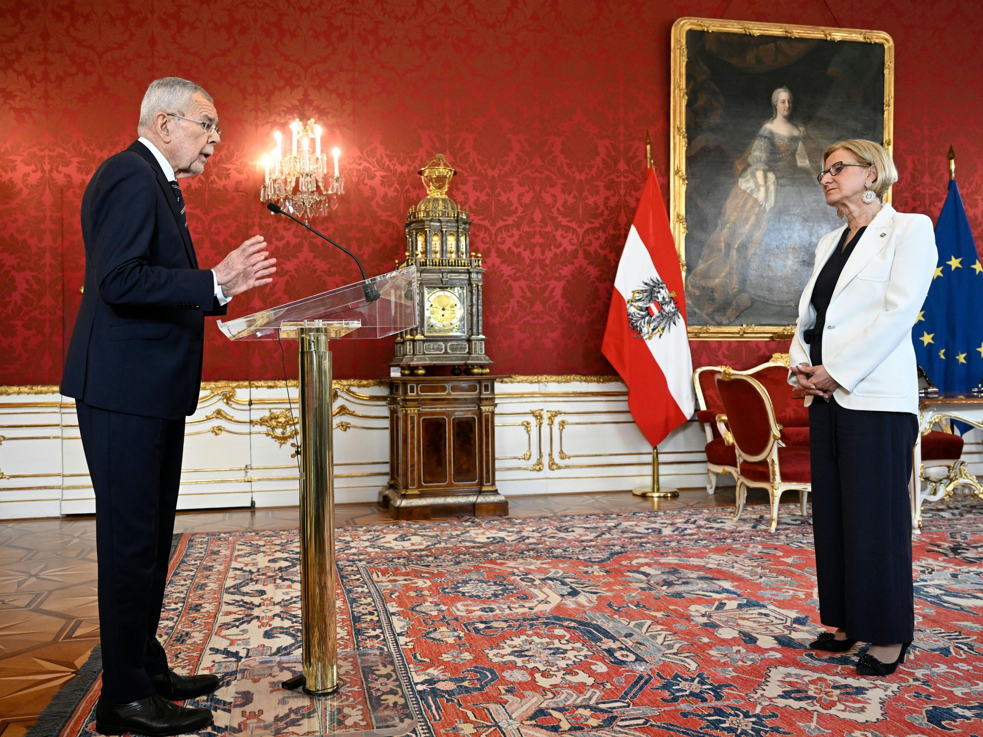 Van der Bellen hatte mahnende Worte für Mikl-Leitners bei der Angelobung. Van der Bellen hatte mahnende Worte für Mikl-Leitners bei der Angelobung.