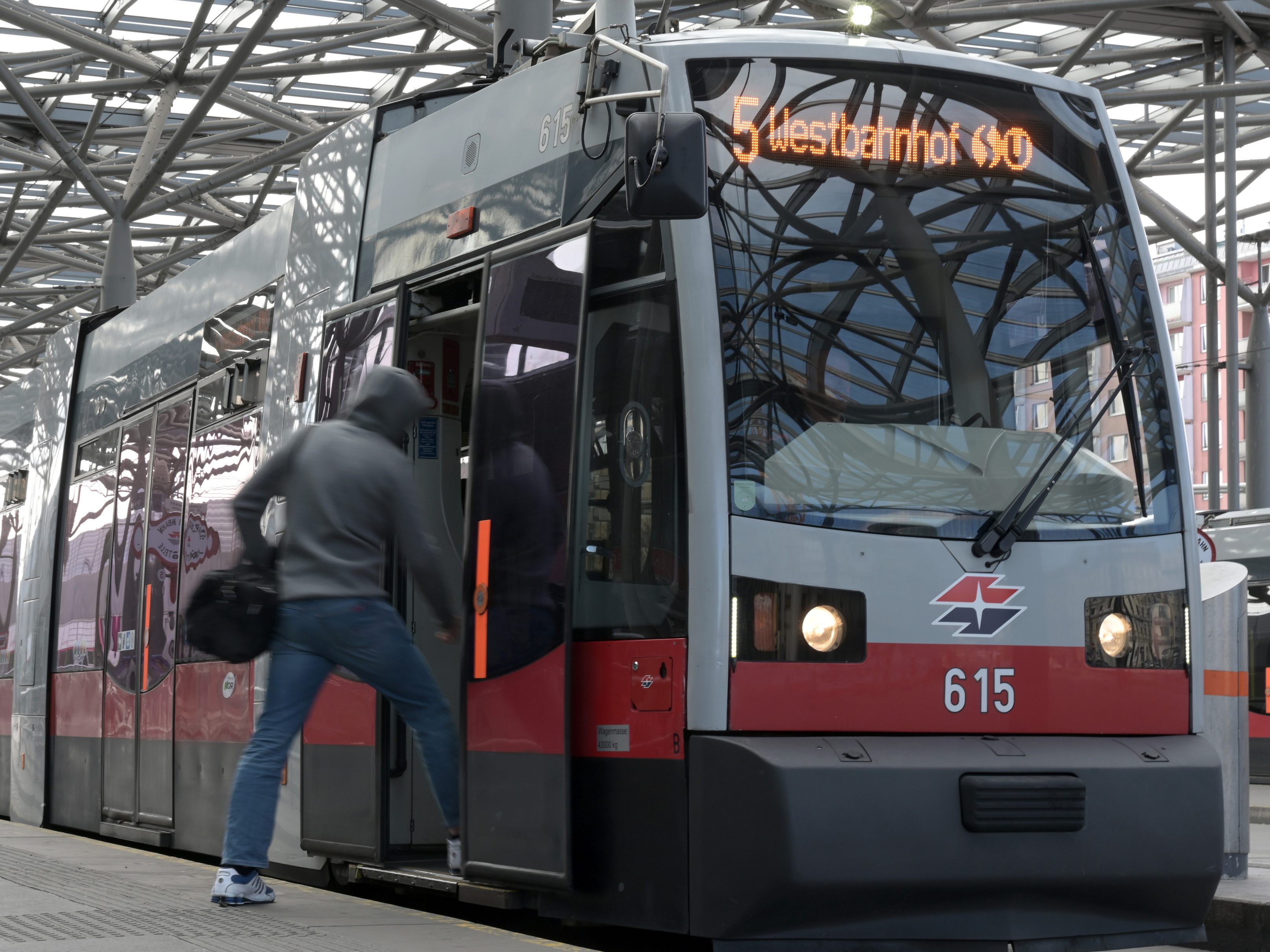 Die Wiener Linien verzeichneten 2022 einen Rekord an Jahreskarten-Nutzern. Die Wiener Linien verzeichneten 2022 einen Rekord an Jahreskarten-Nutzern.