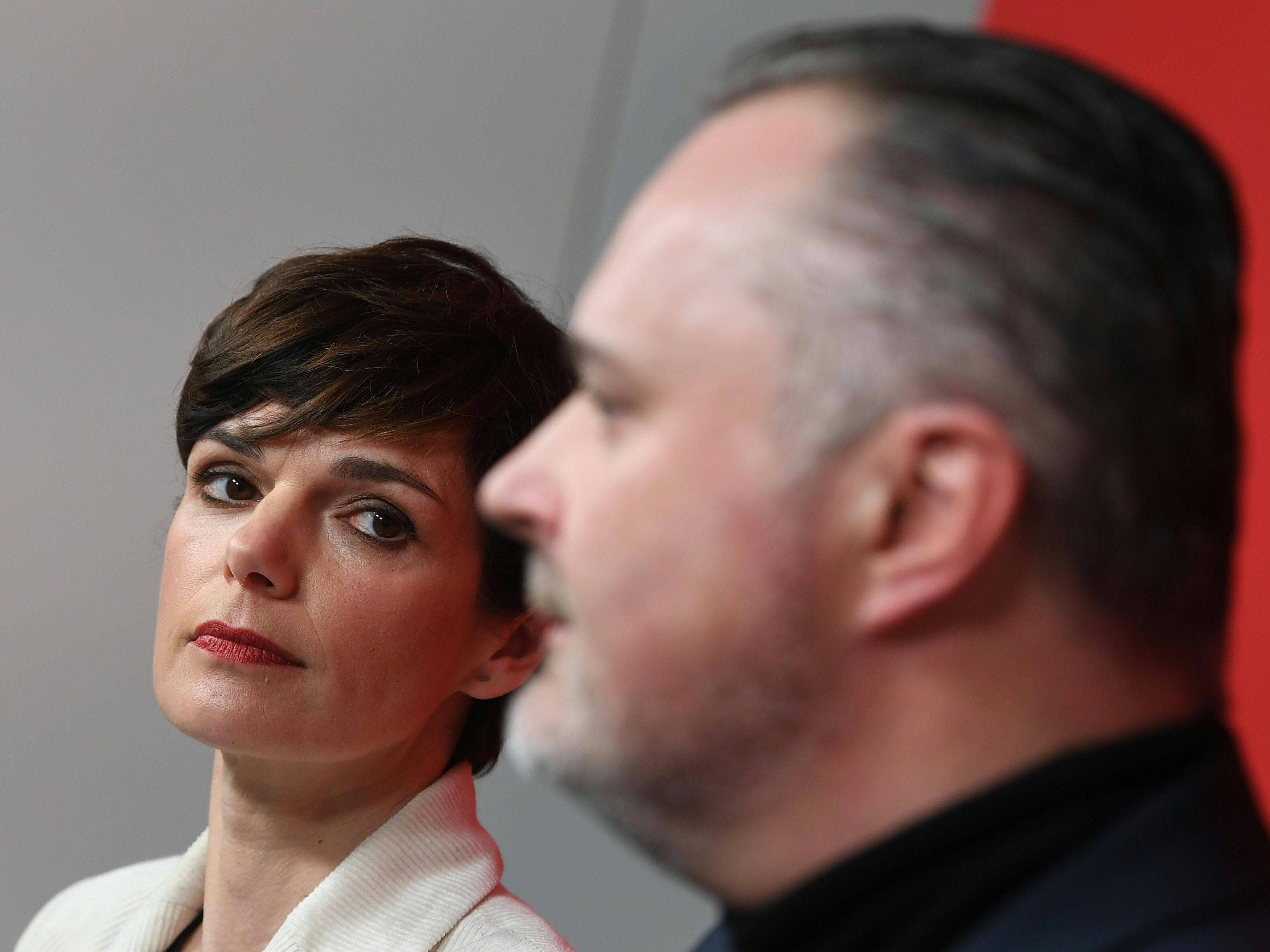 "Freundschaft, Genossen"? Bei Pamela Rendi-Wagner und Hans Peter Doskozil wohl eher nicht mehr. "Freundschaft, Genossen"? Bei Pamela Rendi-Wagner und Hans Peter Doskozil wohl eher nicht mehr.