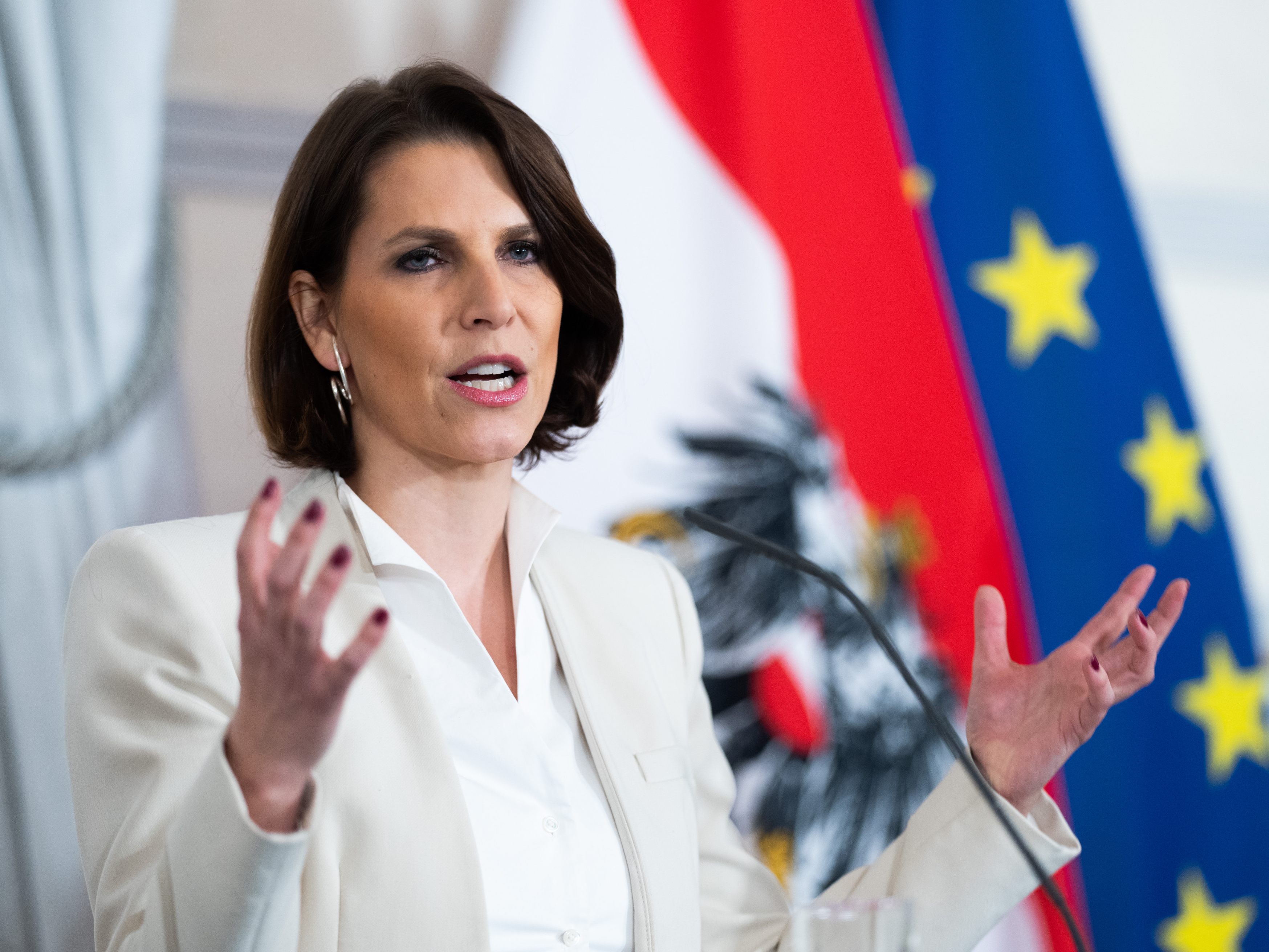 Europaministerin Edtstadler lehnt ein Verbrenner-Aus in der EU ab. Europaministerin Edtstadler lehnt ein Verbrenner-Aus in der EU ab.