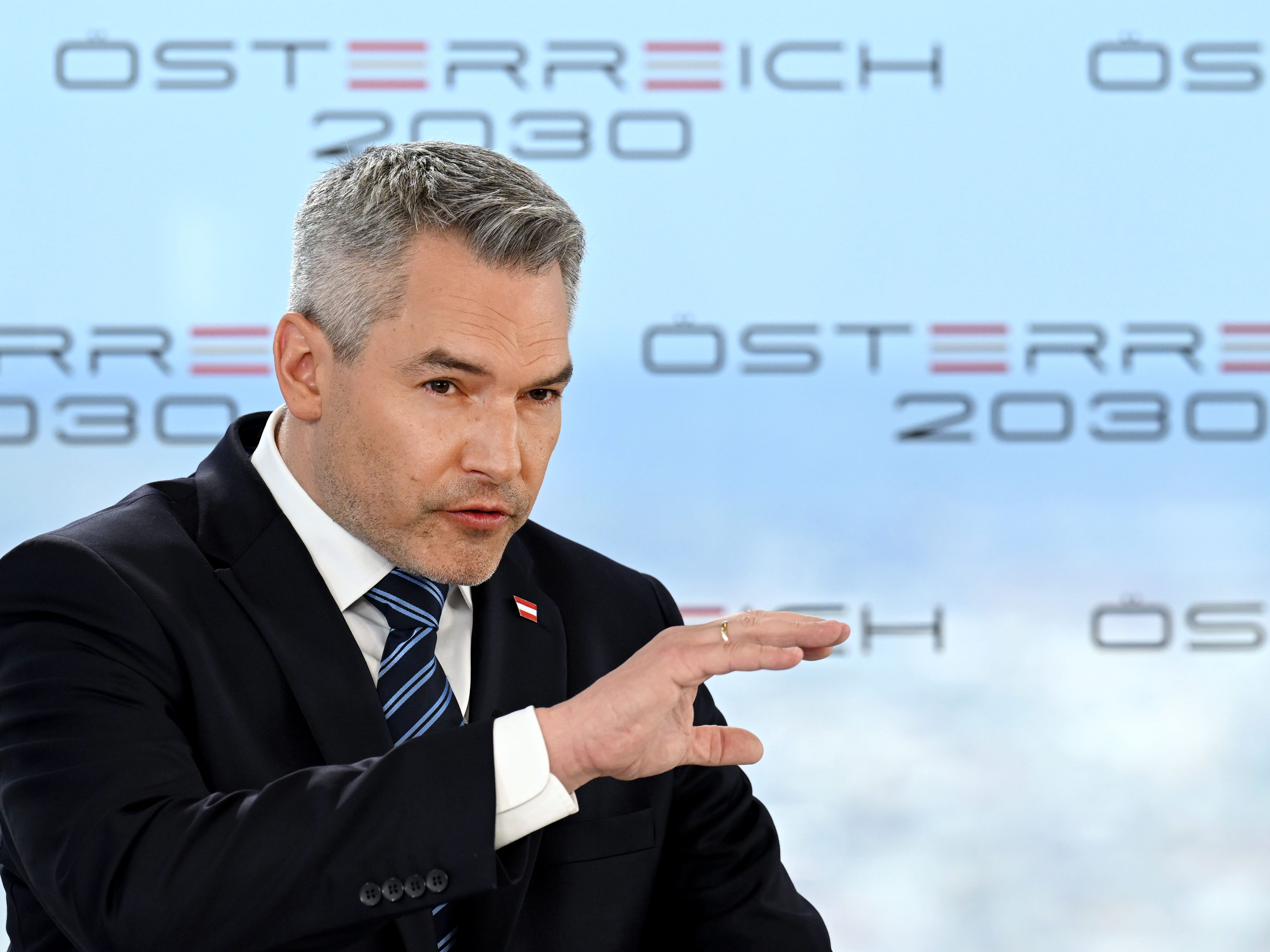 Bundeskanzler Nehammer sieht eine Zukunft mit Verbrennungsmotor und Wohneigentum. Bundeskanzler Nehammer sieht eine Zukunft mit Verbrennungsmotor und Wohneigentum.