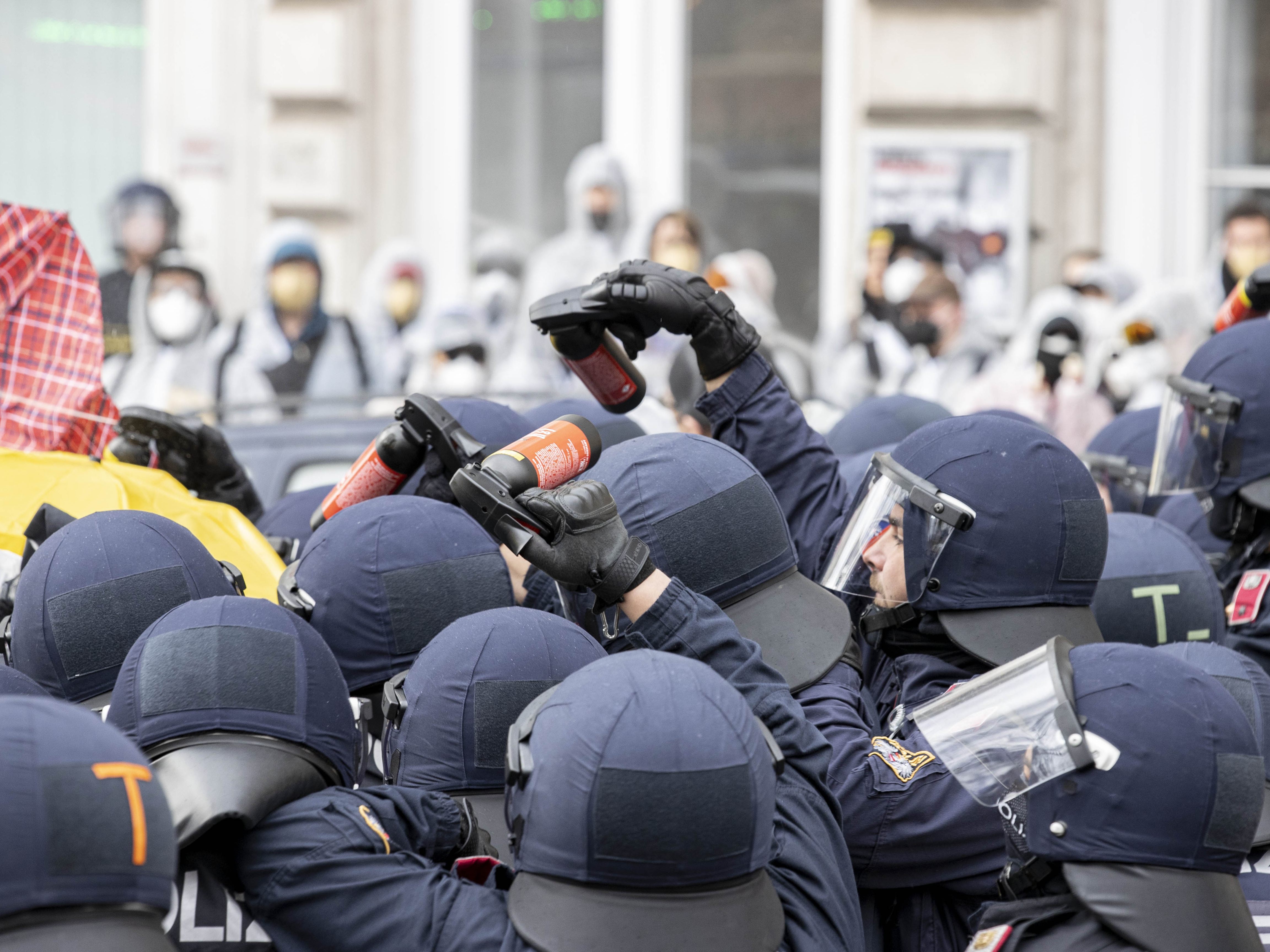 Das Bündnis "BlockGas" kritisierte am Donnerstag den Polizeieinsatz gegen Demonstranten bei der Gas-Konferenz vor dem Wiener Marriott-Hotel. Das Bündnis "BlockGas" kritisierte am Donnerstag den Polizeieinsatz gegen Demonstranten bei der Gas-Konferenz vor dem Wiener Marriott-Hotel.