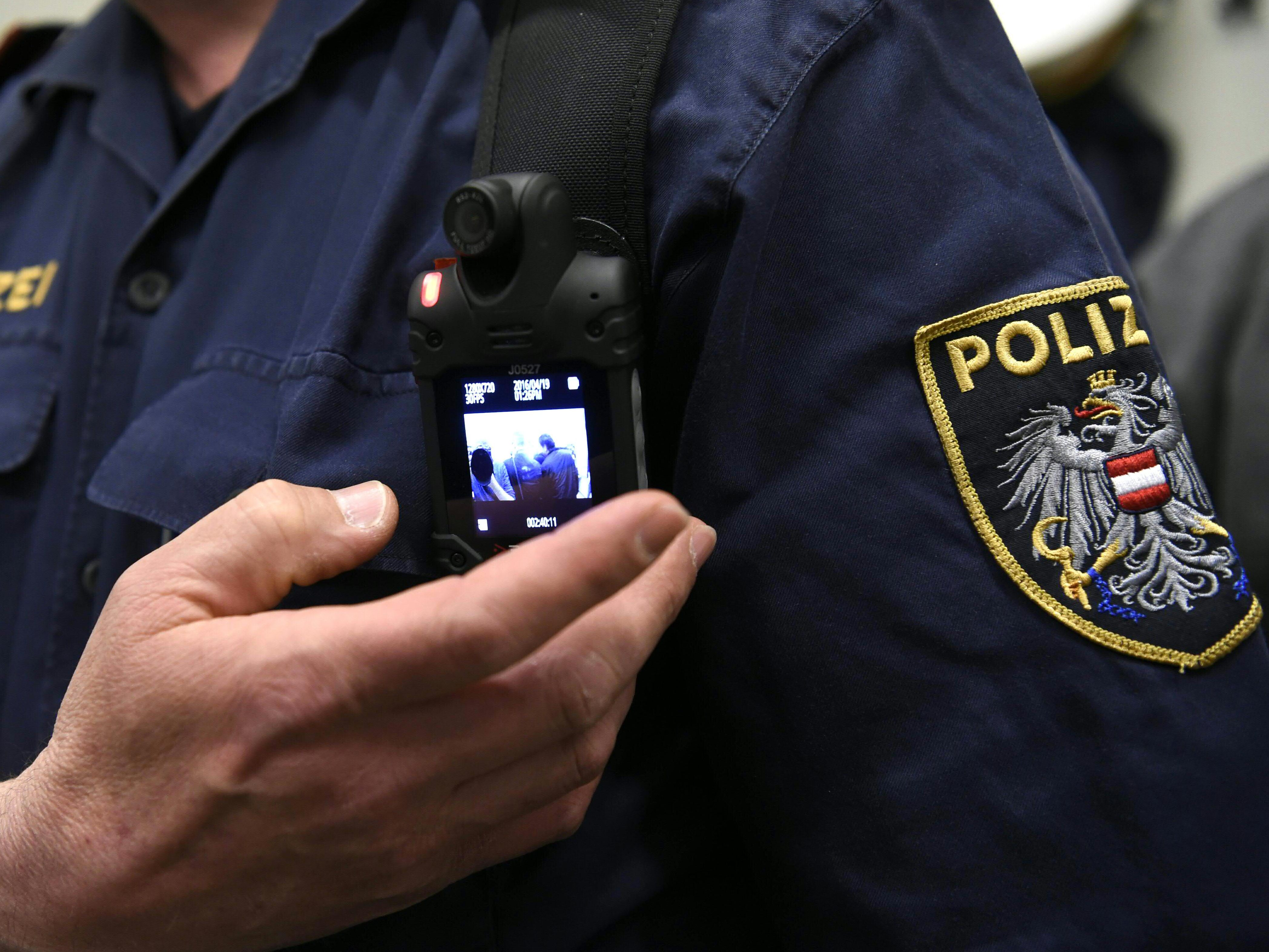 Laut Wiener Polizei sei ein Einsatz von Bodycams bei den Klima-Protesten in Wien "nicht zielführend". Laut Wiener Polizei sei ein Einsatz von Bodycams bei den Klima-Protesten in Wien "nicht zielführend".