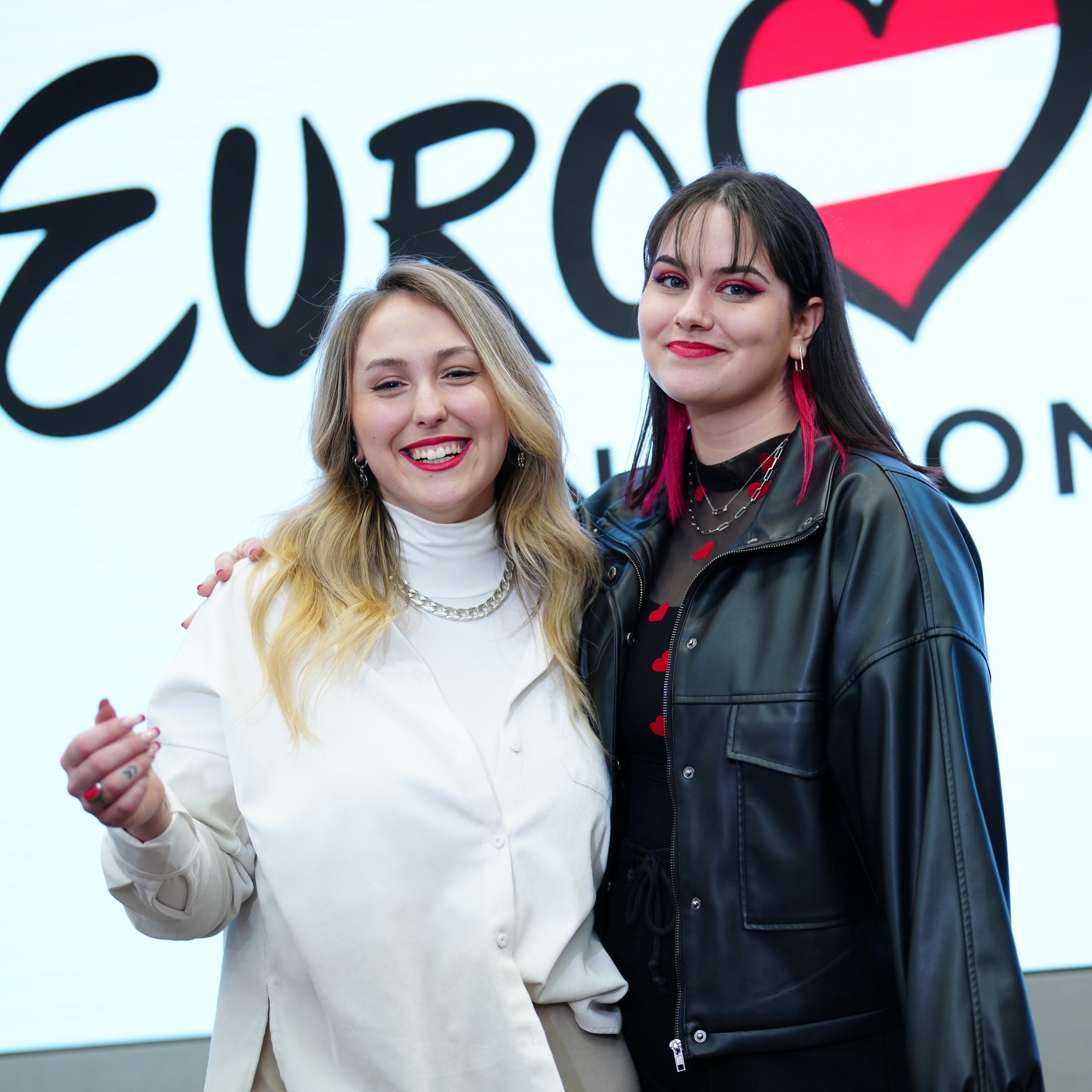 Frauenduo Teya & Salena setzt mit "Who the hell is Edgar?" auf eine ungewöhnliche Nummer.