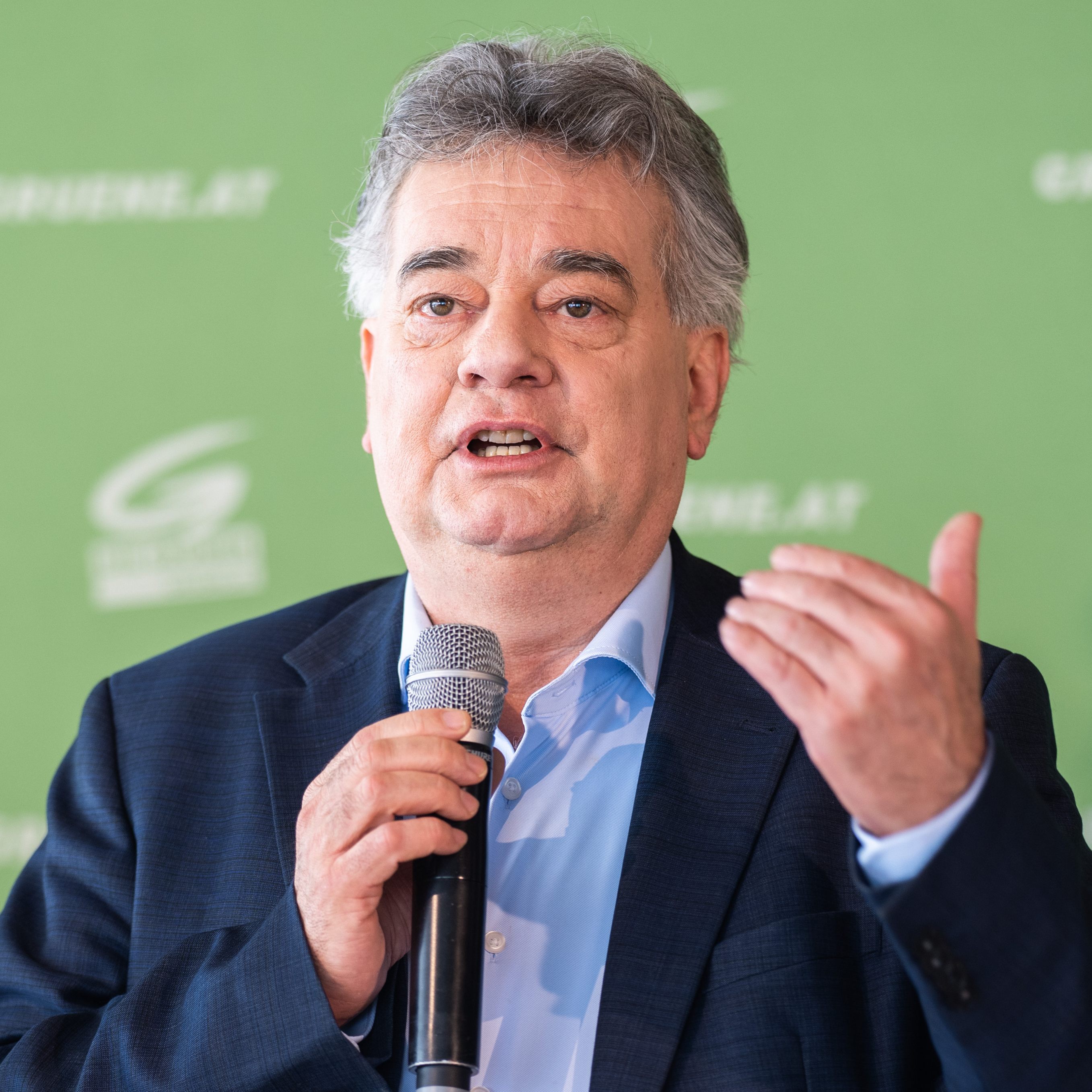 Laut einem Bericht von Werner Kogler ist die Anzahl der Beschäftigten beim Bund leicht zurückgegangen.