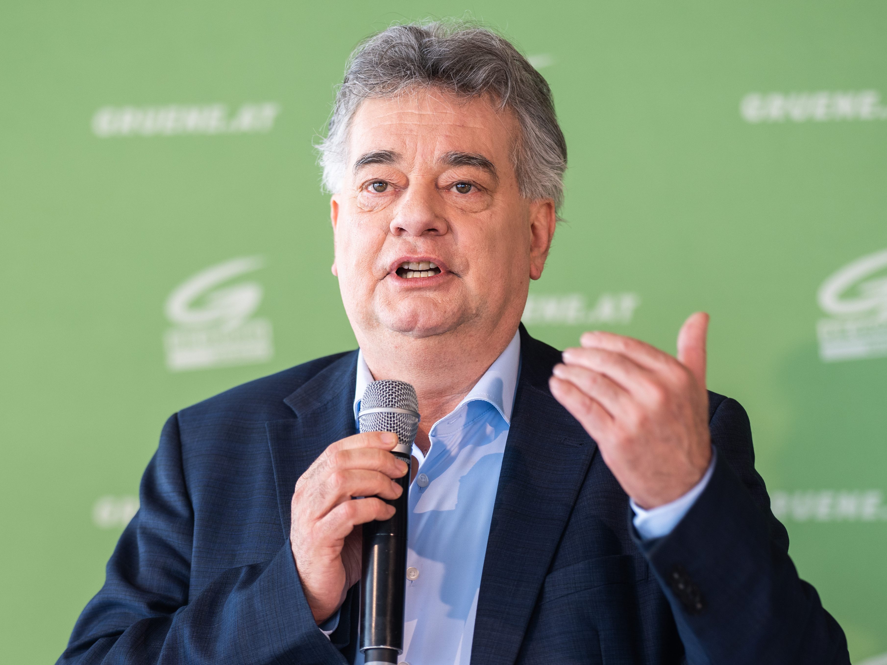 Laut einem Bericht von Werner Kogler ist die Anzahl der Beschäftigten beim Bund leicht zurückgegangen.