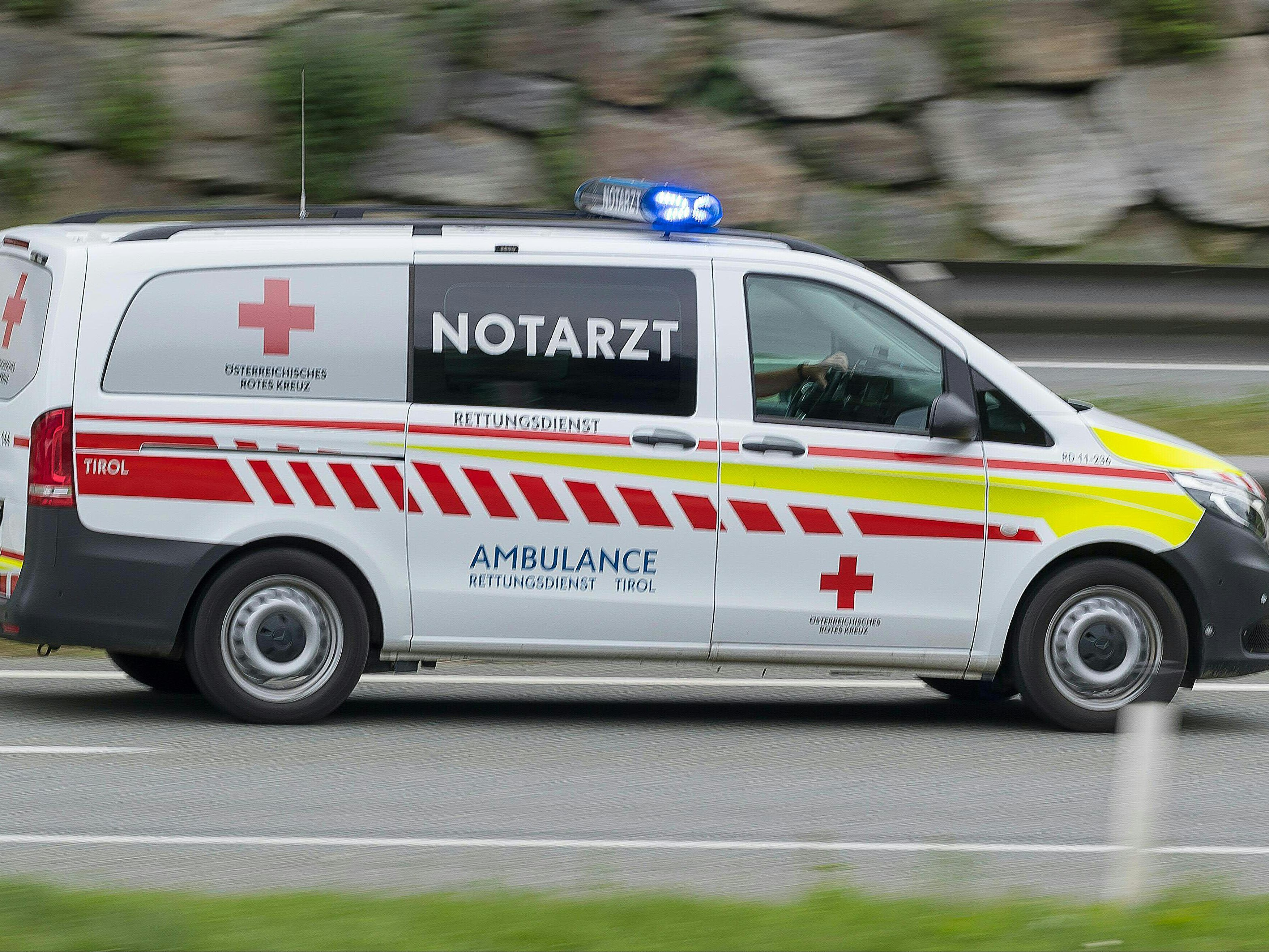 Am Freitag kam es im Burgenland zu einem Unfall mit einem Schulbus und einem Pkw. Am Freitag kam es im Burgenland zu einem Unfall mit einem Schulbus und einem Pkw.