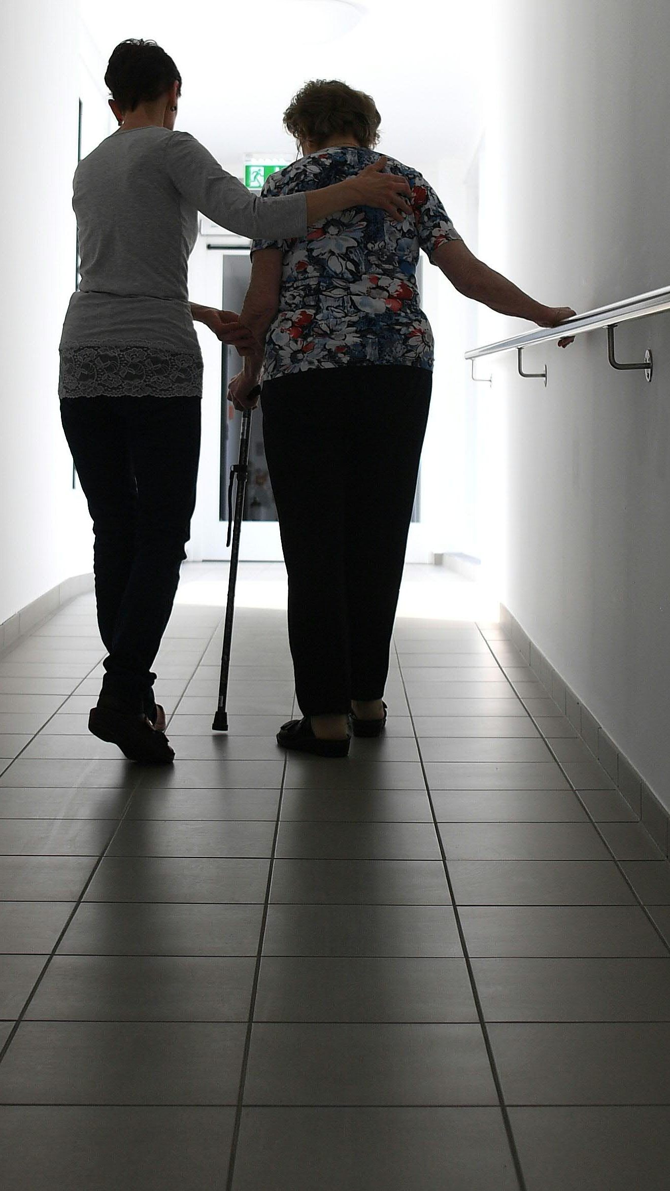 Die Kritik an der geplanten Einführung der Pflege als Lehrberuf richtet sich vor allem gegen das Alter und die Reife der Jugendlichen.