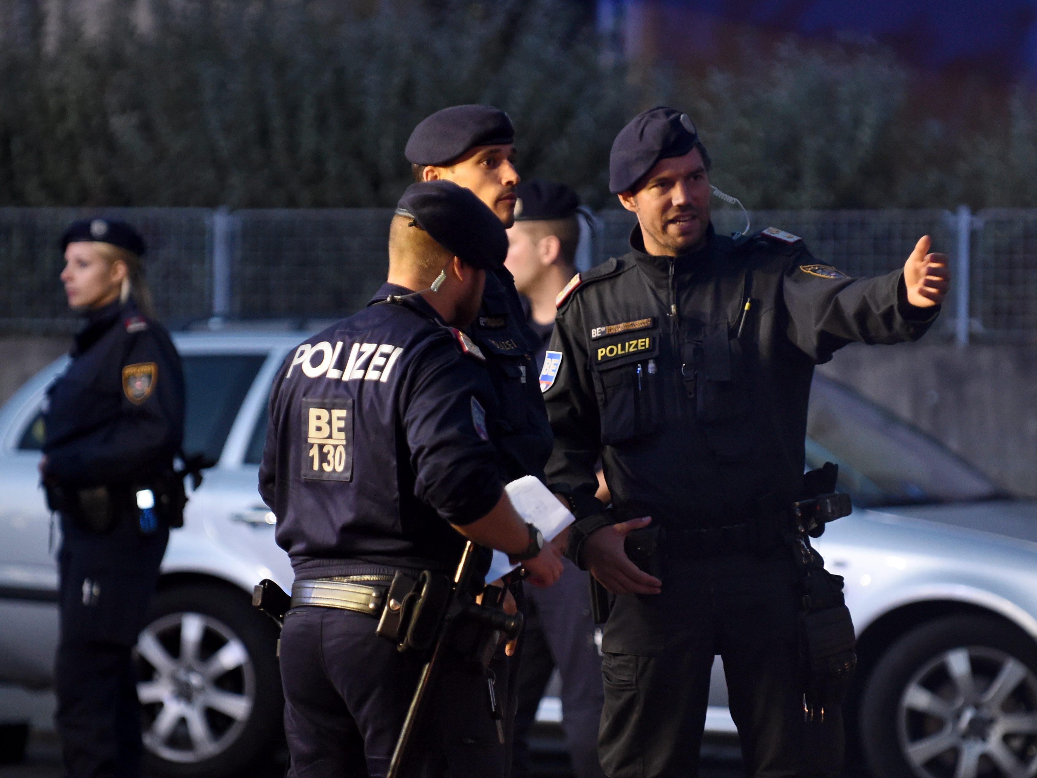 Der Aufdruck "Phosgen" auf dem Plastikbehälter machte eine Evakuierung der Polizeiinspektion notwendig. Der Aufdruck "Phosgen" auf dem Plastikbehälter machte eine Evakuierung der Polizeiinspektion notwendig.