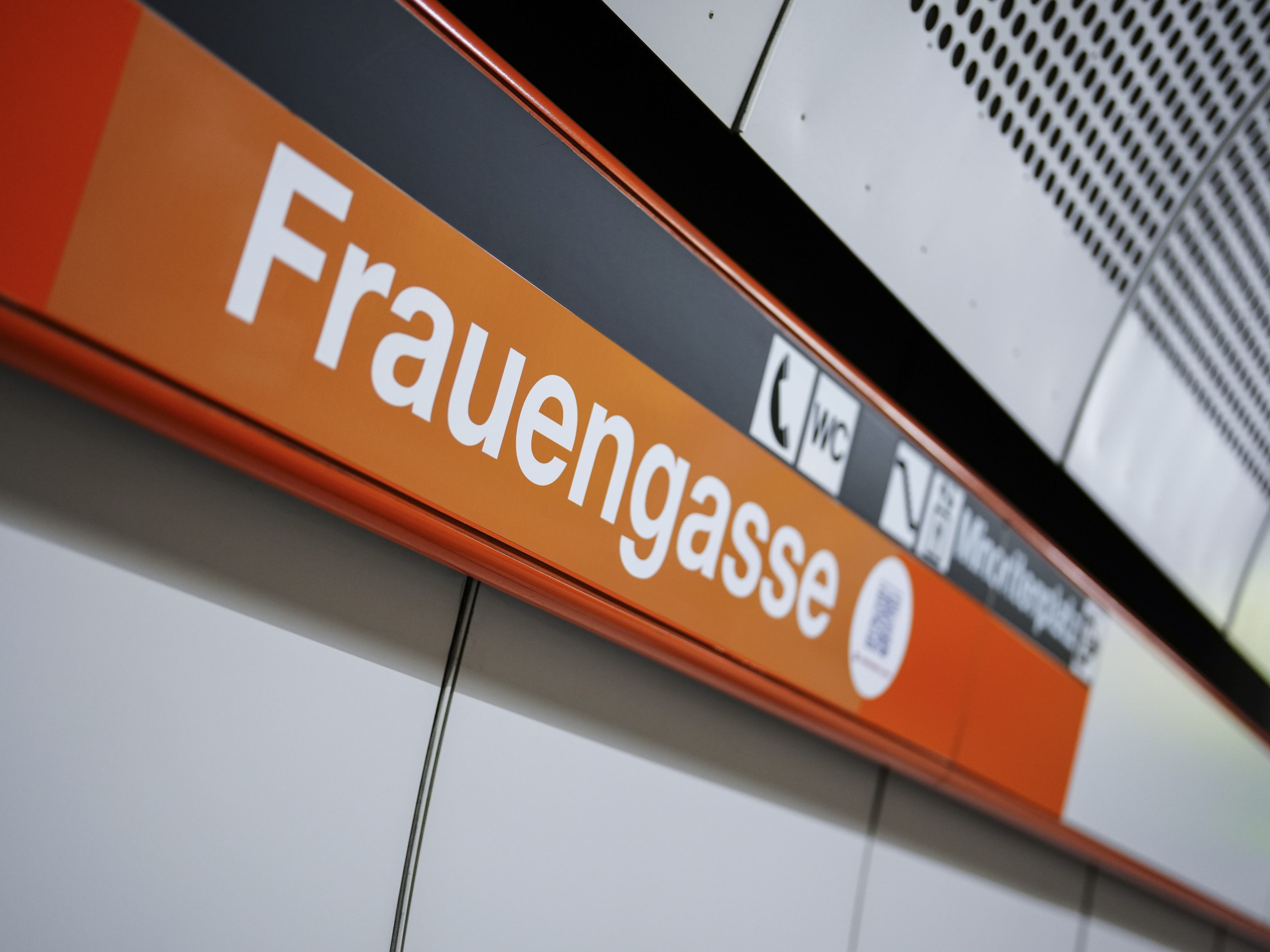 Die Wiener U3-Station Herrengasse wurde zur "Frauengasse". Die Wiener U3-Station Herrengasse wurde zur "Frauengasse".