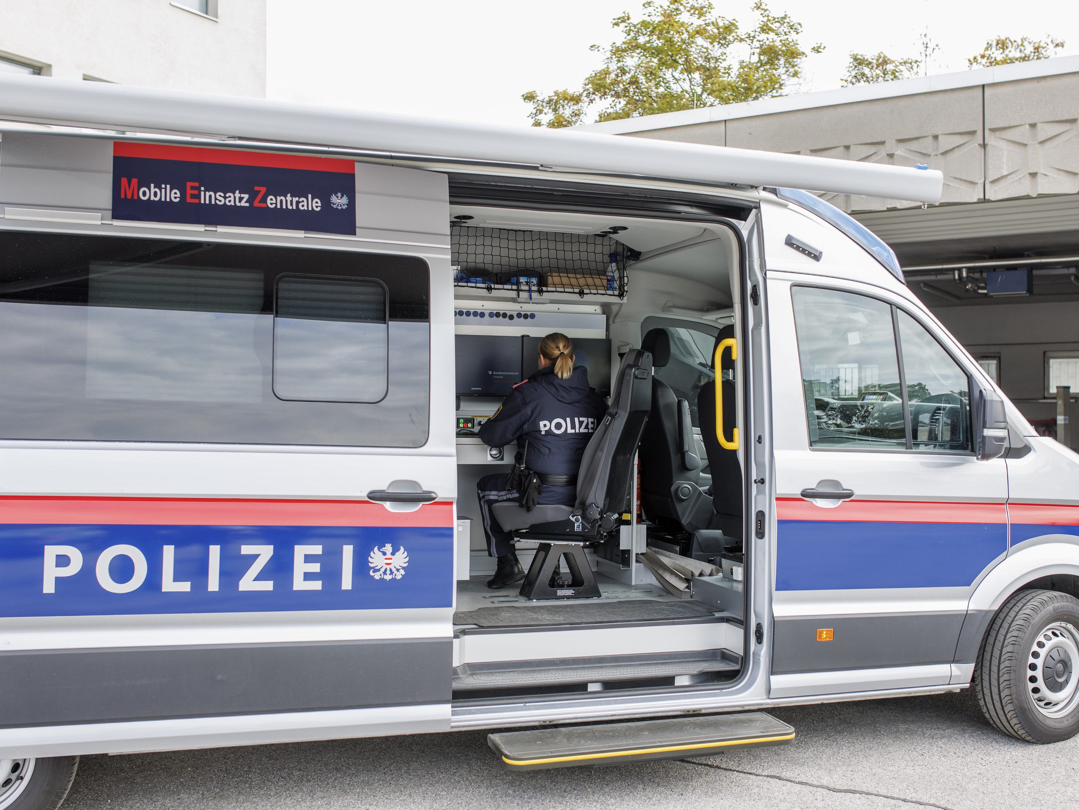 In Graz kam es zu einem Großeinsatz der Polizei beim Shoppingcenter Murpark wegen eines angeblich bewaffneten Mannes. In Graz kam es zu einem Großeinsatz der Polizei beim Shoppingcenter Murpark wegen eines angeblich bewaffneten Mannes.