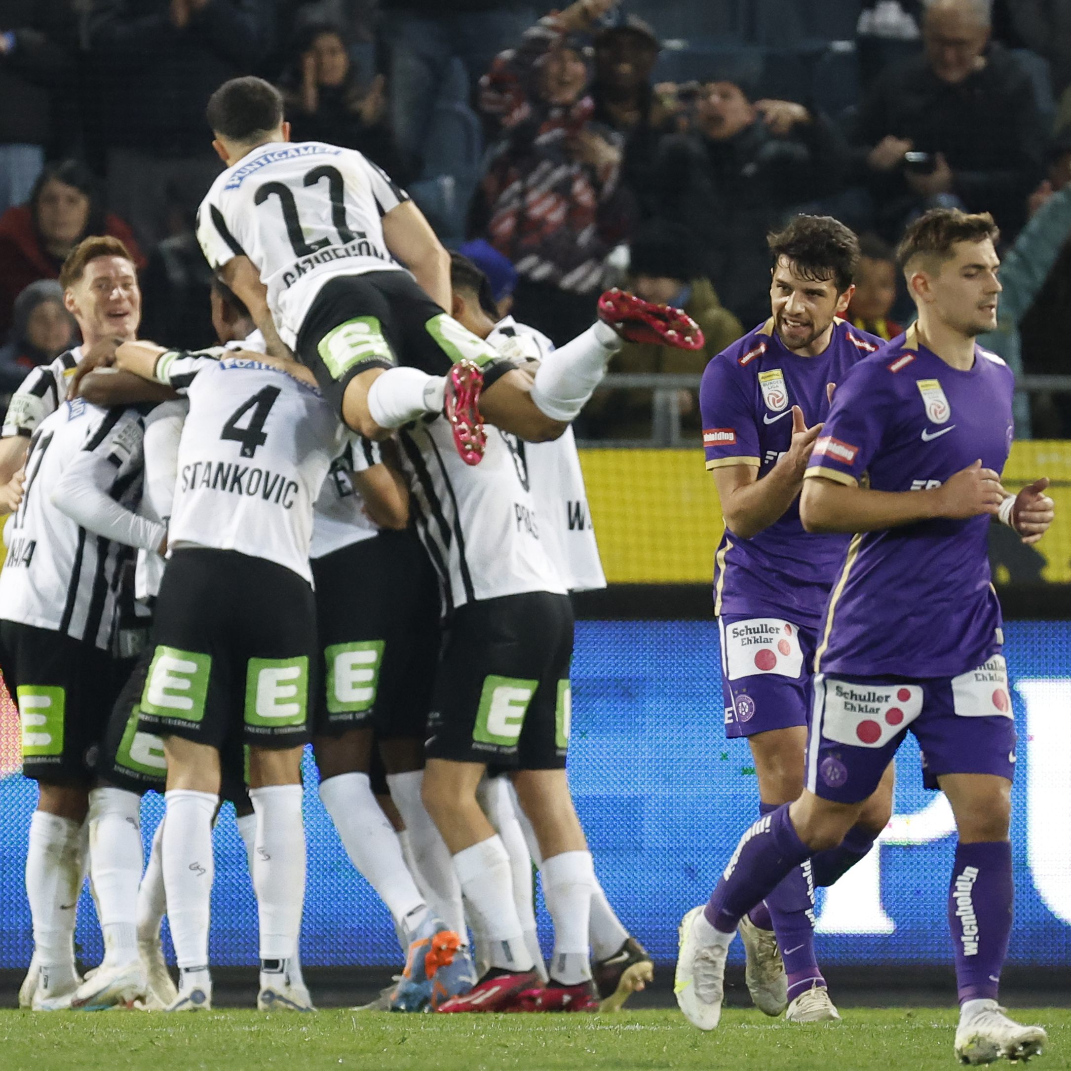 Die Wiener Austria muss nach der Niederlage gegen Sturm Graz weiter um ein Ticket für die Meistergruppe zittern.