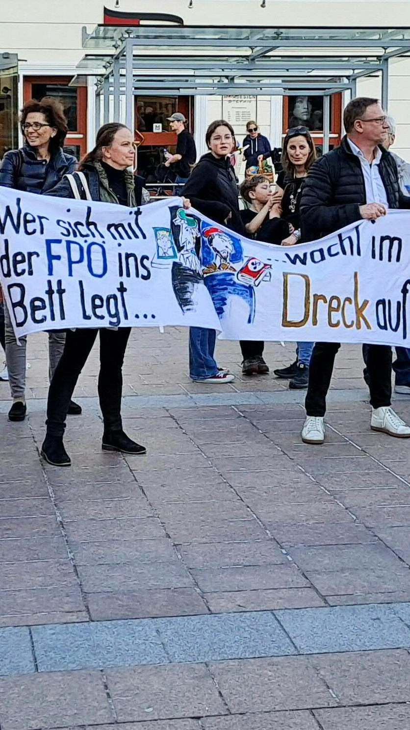 Buhrufe gab es für Schwarz-Blau bei einer Demo in St. Pölten.