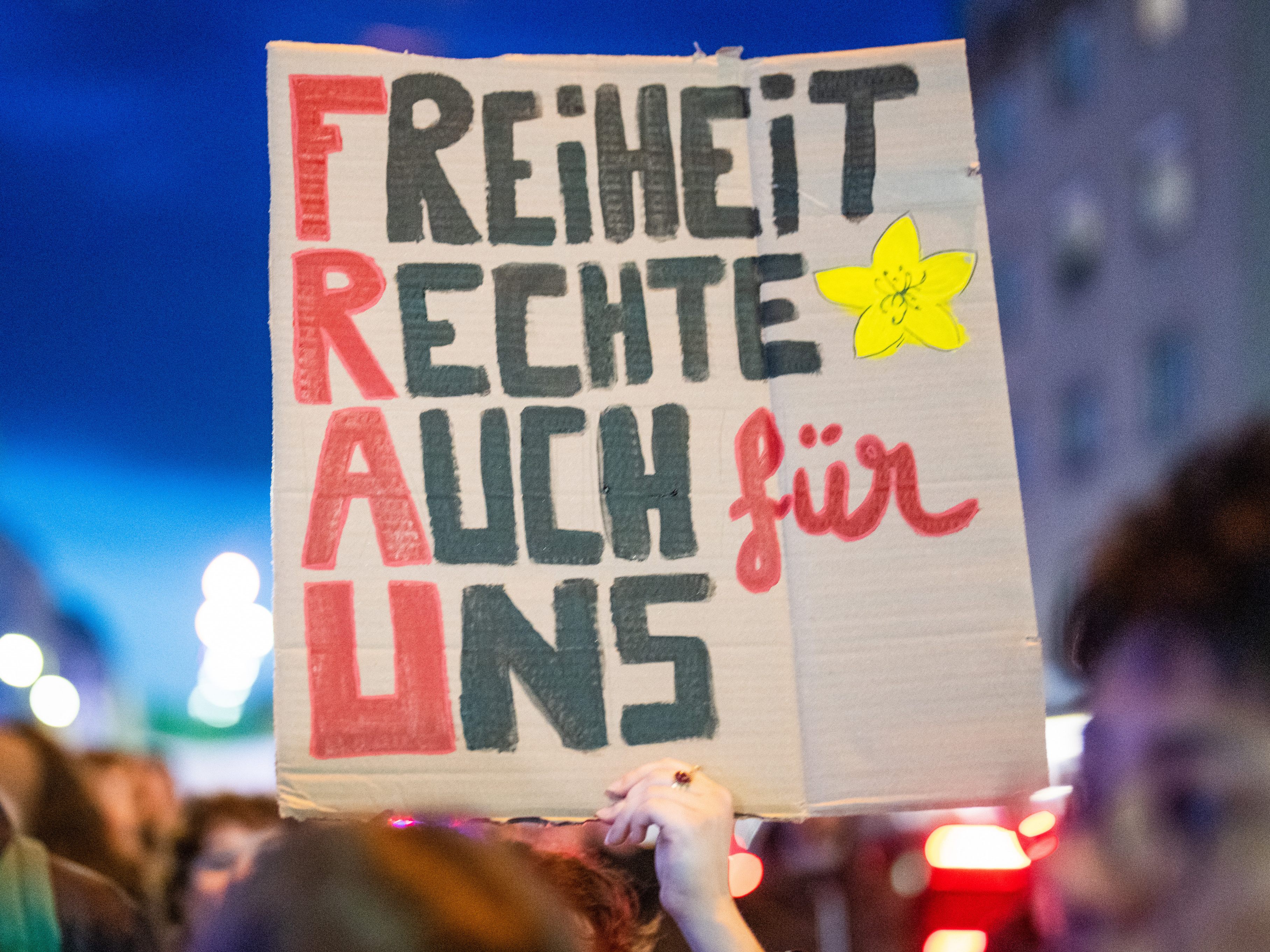Frauenrechte: Zahlreiche Personen gingen in Wien auf die Straße. Frauenrechte: Zahlreiche Personen gingen in Wien auf die Straße.