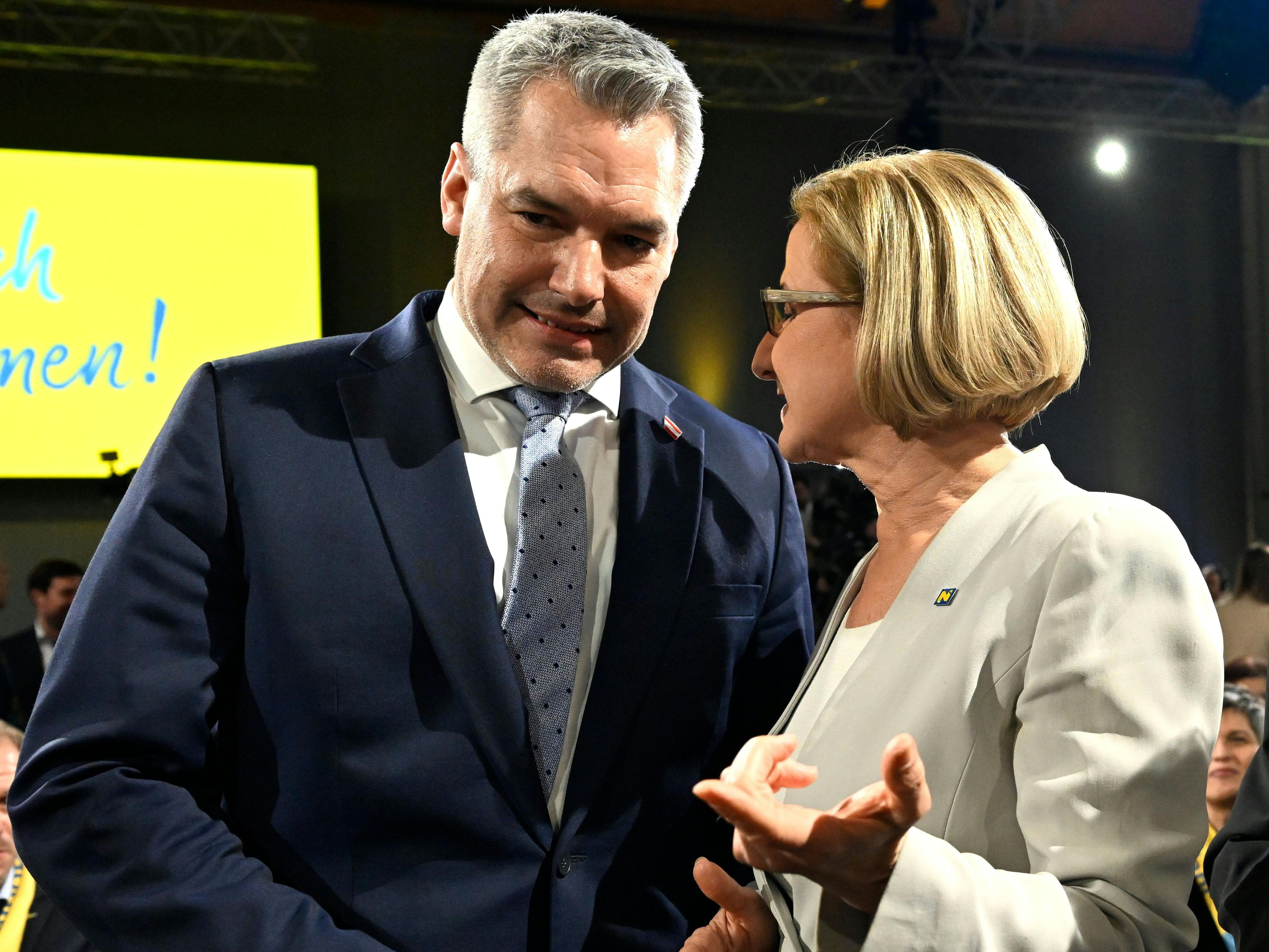 Bundeskanzler Nehammer neben Niederösterreichs Landeshauptfrau Mikl-Leitner. Bundeskanzler Nehammer neben Niederösterreichs Landeshauptfrau Mikl-Leitner.