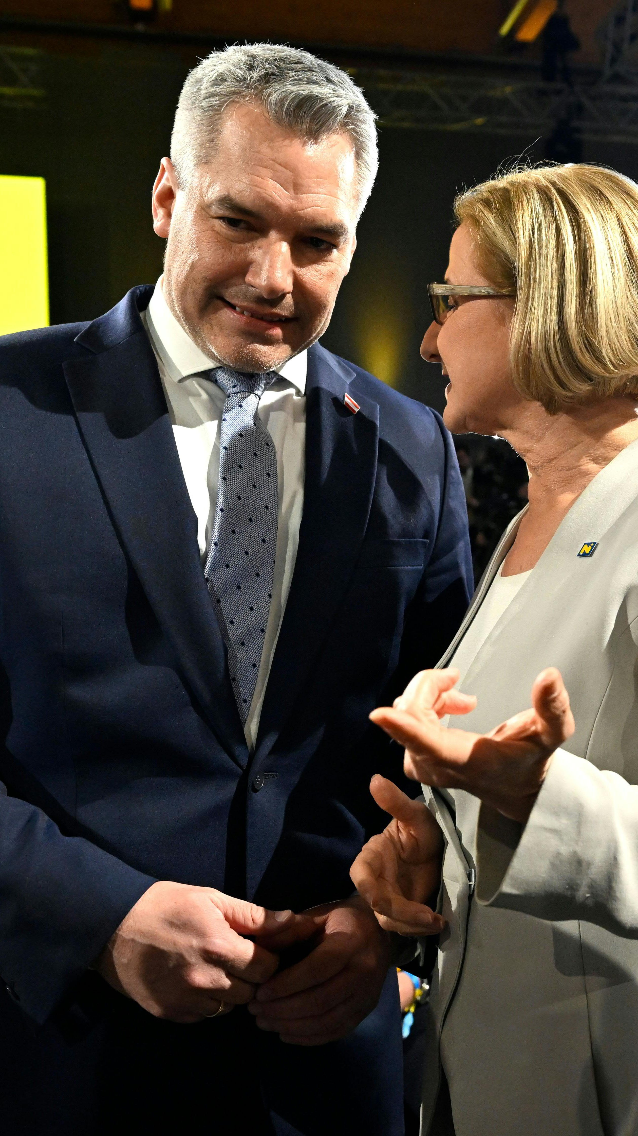 Bundeskanzler Nehammer neben Niederösterreichs Landeshauptfrau Mikl-Leitner.