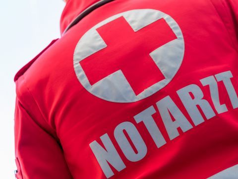 Eine Wiener Pensionistin wurde auf einem Autobahnparkplatz von einem Sattelzug erfasst. Eine Wiener Pensionistin wurde auf einem Autobahnparkplatz von einem Sattelzug erfasst.