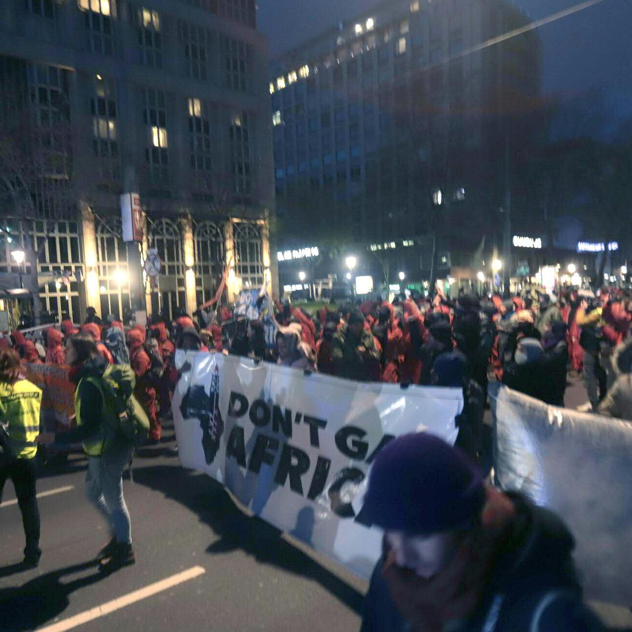 Dienstagabend gingen nicht nur 7.000 Demonstranten gegen die Gas-Lobby in Wien auf die Straße, auch bei einem exklusiven Gala-Dinner im Palais Ferstl gab es eine Aktion der Klimaschützer.