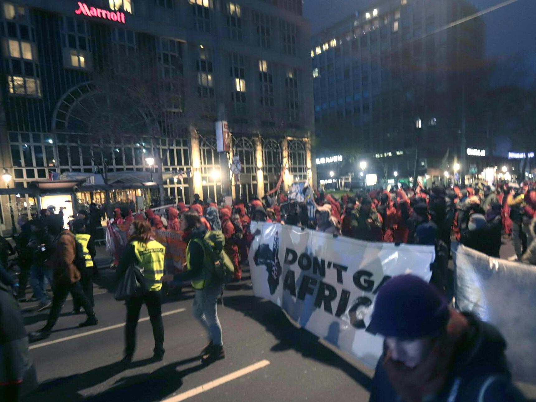 Dienstagabend gingen nicht nur 7.000 Demonstranten gegen die Gas-Lobby in Wien auf die Straße, auch bei einem exklusiven Gala-Dinner im Palais Ferstl gab es eine Aktion der Klimaschützer. Dienstagabend gingen nicht nur 7.000 Demonstranten gegen die Gas-Lobby in Wien auf die Straße, auch bei einem exklusiven Gala-Dinner im Palais Ferstl gab es eine Aktion der Klimaschützer.