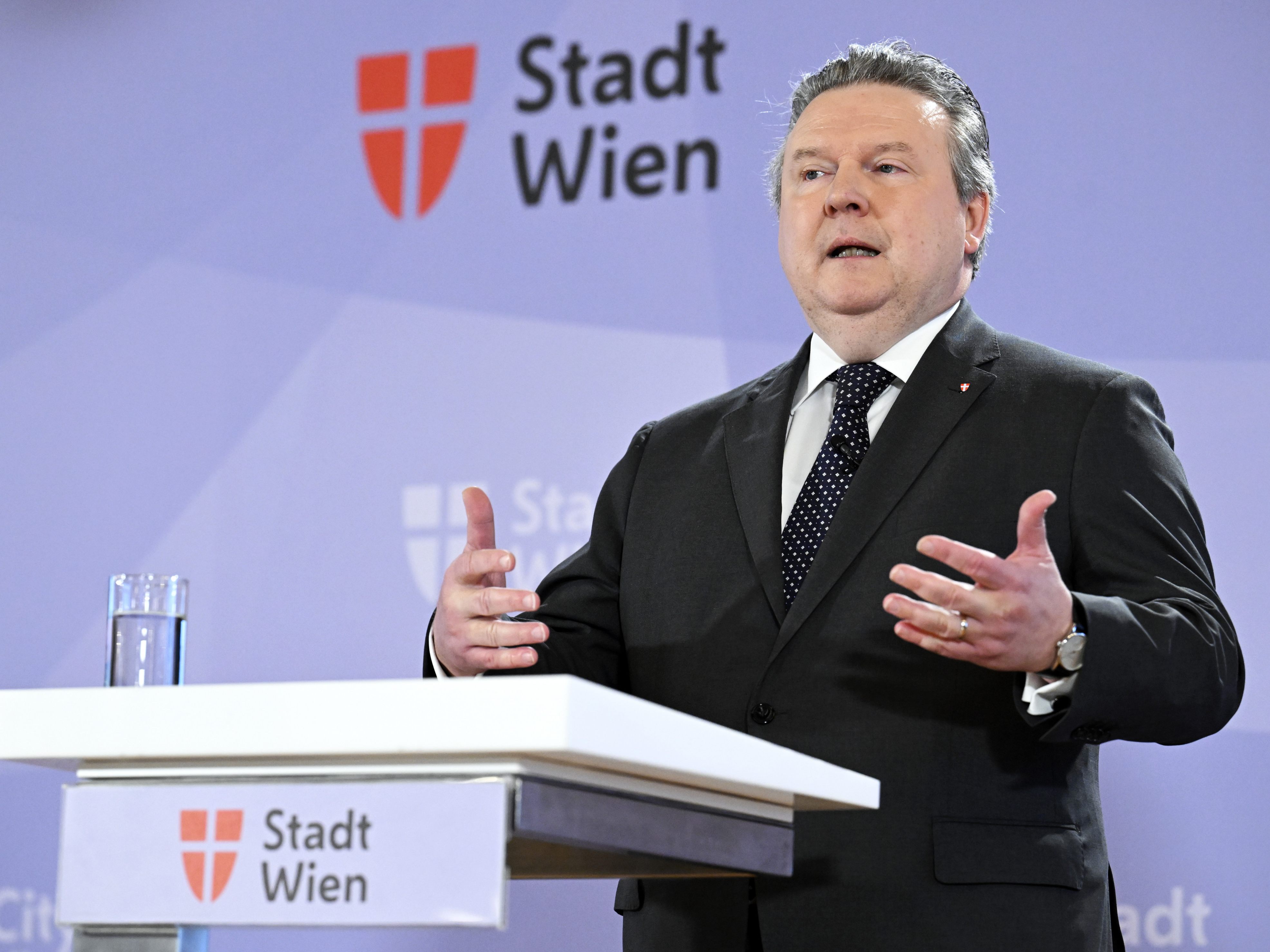 Wiens Bürgermeister Michael Ludwig (SPÖ) sprach sich für eine Mitgliederbefragung in der SPÖ erst nach der Salzburger Landtagswahl 2023 aus. Wiens Bürgermeister Michael Ludwig (SPÖ) sprach sich für eine Mitgliederbefragung in der SPÖ erst nach der Salzburger Landtagswahl 2023 aus.